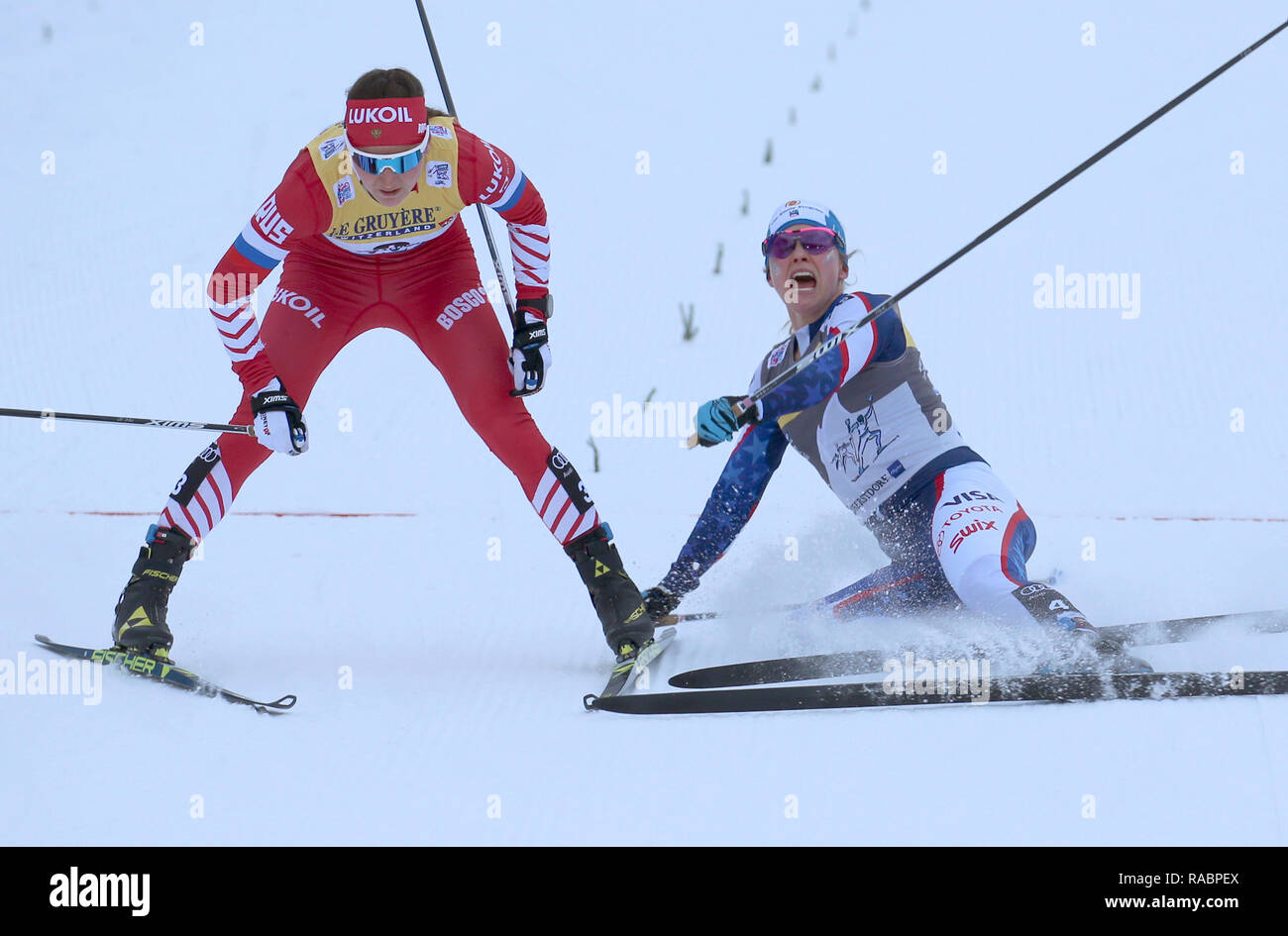 Oberstdorf, Allemagne. 06Th Jan, 2019. Ski nordique/ski de fond : Coupe du monde, Tour de ski, 10 km poursuite freestyle, mesdames. Quatrième placé Julia Belorukova (l) La Russie et la troisième placé Jessica Diggins (r) des États-Unis a franchi la ligne d'arrivée. Credit : Karl-Josef Opim/dpa/Alamy Live News Banque D'Images