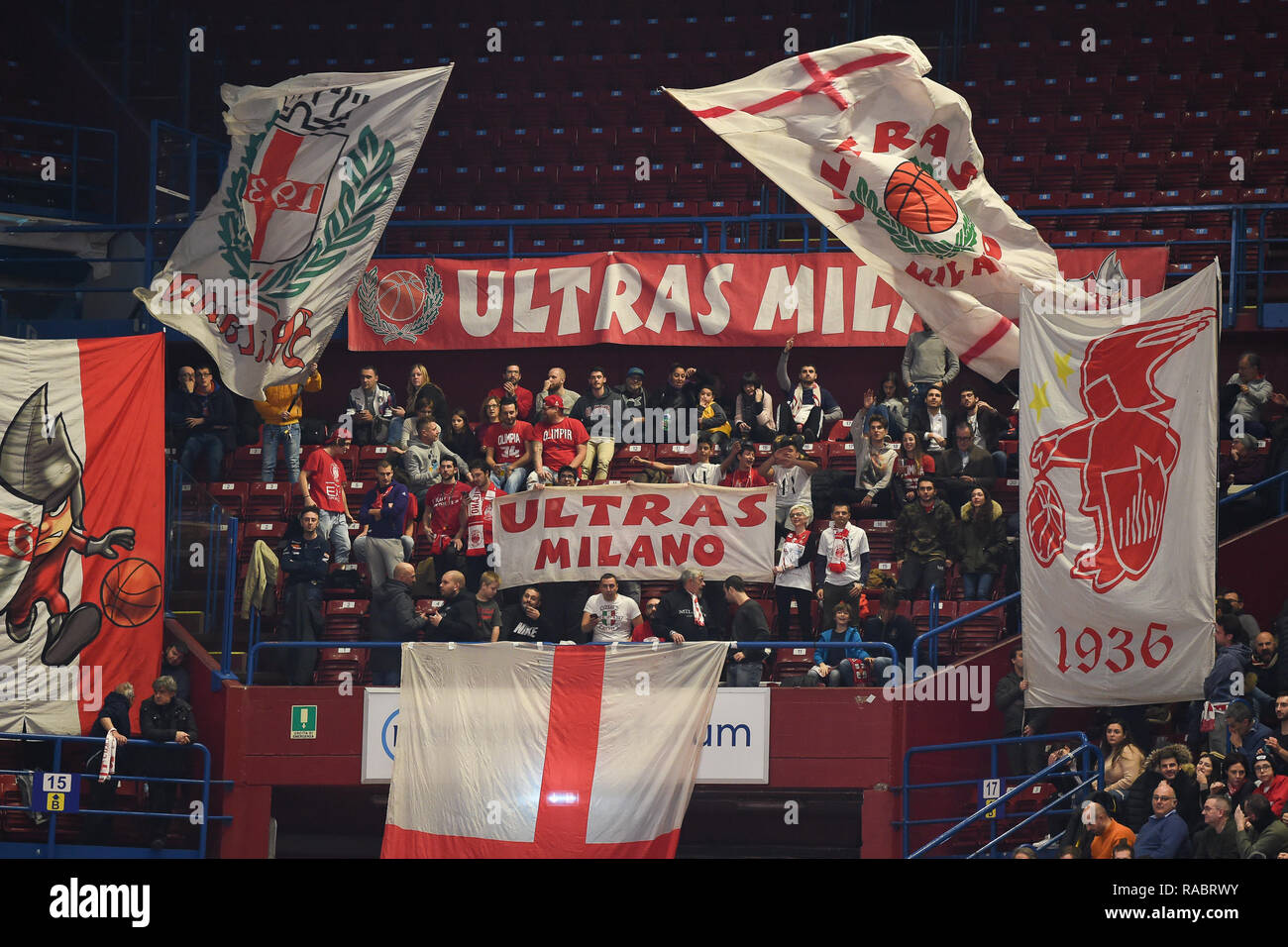 Foto Claudio Grassi/LaPresse 03 gennaio 2019 Assago (MI) Italia sport basket AX Armani Exchange Olimpia Milan vs Buducnost Podgorica - VOLI Turkish Airlines Eurolega 2018/2019 - Mediolanum Forum. Nella foto : I tifosi dell'Olimpia Milano Photo Claudio Grassi/LaPresse Janvier 03, 2019 Assago (MI) Italie sport basket AX Armani Exchange Olimpia Milan vs Buducnost Podgorica - VOLI Turkish Airlines EuroLeague 2018/2019 - Mediolanum Forum. dans la pic : Olimpia Milano partisans Banque D'Images