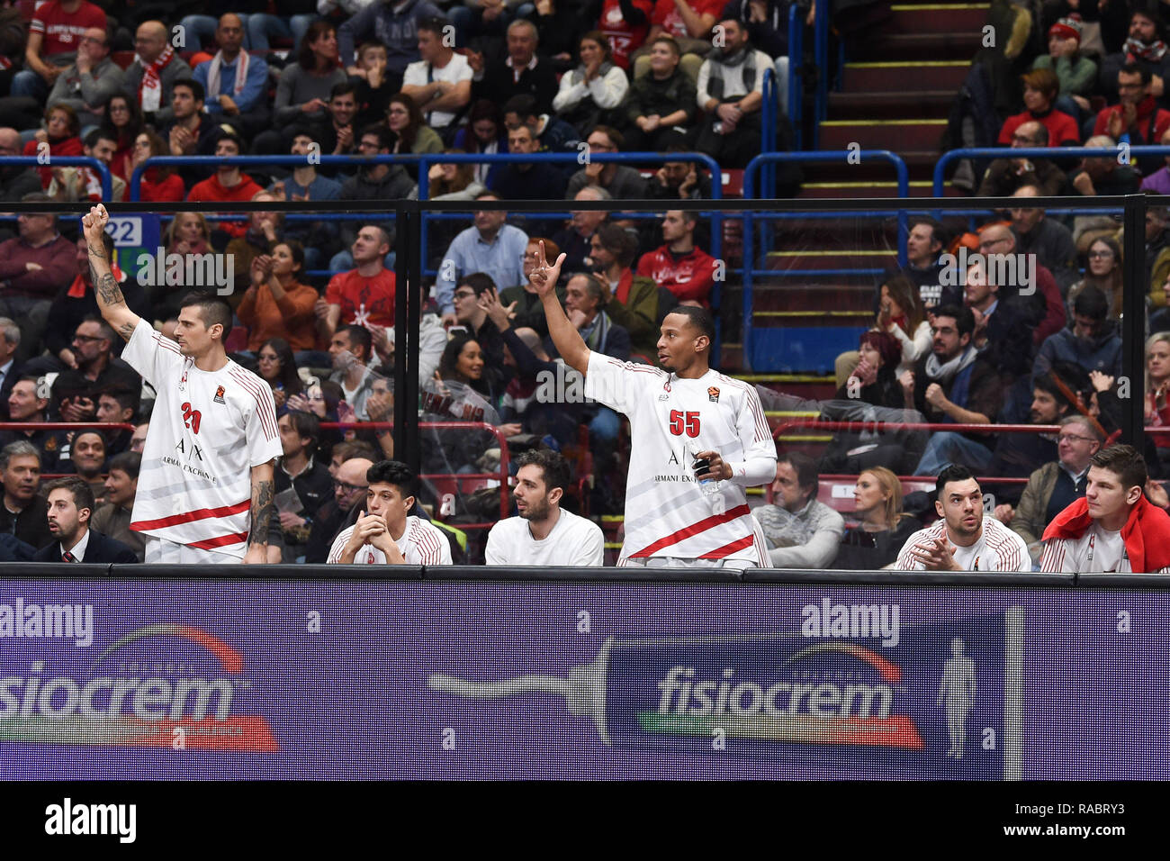 Foto Claudio Grassi/LaPresse 03 gennaio 2019 Assago (MI) Italia sport basket AX Armani Exchange Olimpia Milan vs Buducnost Podgorica - VOLI Turkish Airlines Eurolega 2018/2019 - Mediolanum Forum. Nella foto : L&# x2019;esultanza di Milano Photo Claudio Grassi/LaPresse January 03, 2019 Assago (MI) Italie sport basket AX Armani Exchange Olimpia Milan vs Buducnost Podgorica - VOLI Turkish Airlines EuroLeague 2018/2019 - Mediolanum Forum. dans la pic : Olimpia Milan d'enthousiasme. Banque D'Images