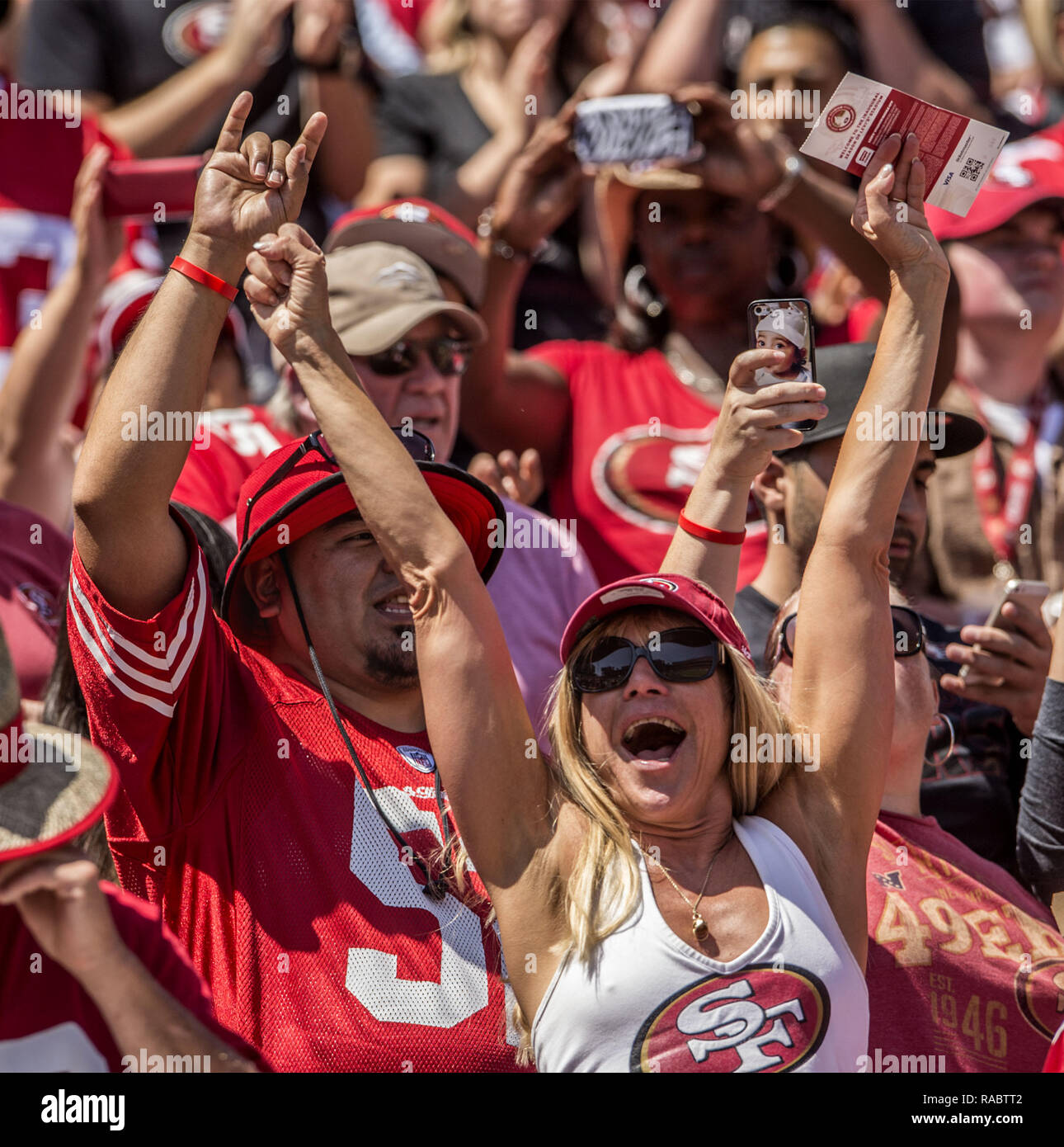 Santa Clara, Californie, États-Unis. 24 août, 2014. 49er Fans cheer pour toucher des roues le dimanche, Août 24, 2014 à Santa Clara, en Californie. Les 49ers défait les chargeurs 21-7 dans un match pré-saison. Crédit : Al Golub/ZUMA/Alamy Fil Live News Banque D'Images