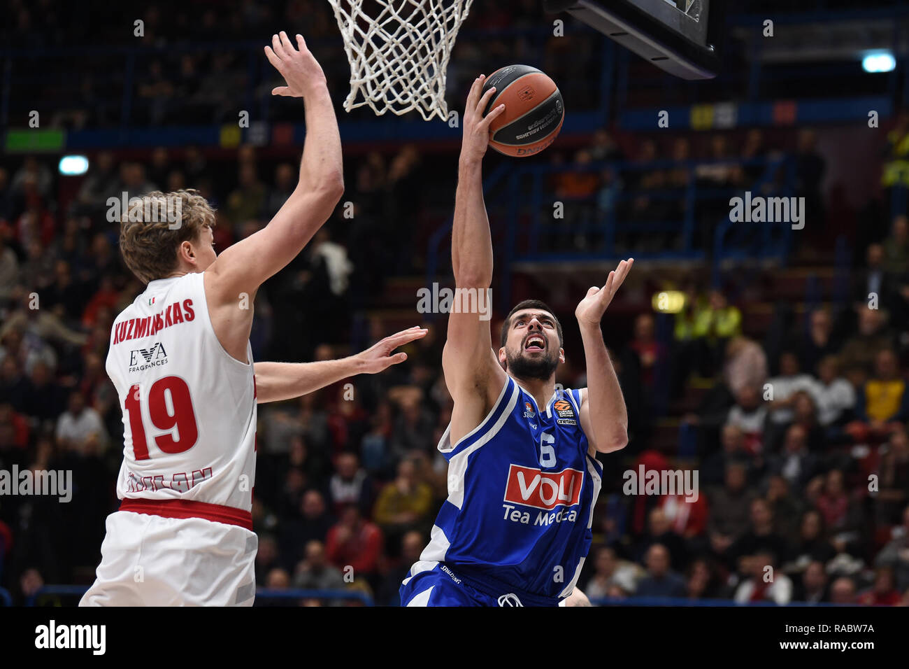 Foto Claudio Grassi/LaPresse 03 gennaio 2019 Assago (MI) Italia sport basket AX Armani Exchange Olimpia Milan vs Buducnost Podgorica - VOLI Turkish Airlines Eurolega 2018/2019 - Mediolanum Forum. Nella foto : Filip Barovic (# 6 VOLI Buducnost Podgorica) al tiro Photo Claudio Grassi/LaPresse January 03, 2019 Assago (MI) Italie sport basket AX Armani Exchange Olimpia Milan vs Buducnost Podgorica - VOLI Turkish Airlines EuroLeague 2018/2019 - Mediolanum Forum. dans la pic : Filip Barovic (# 6 Buducnost Podgorica VOLI) tournage Banque D'Images