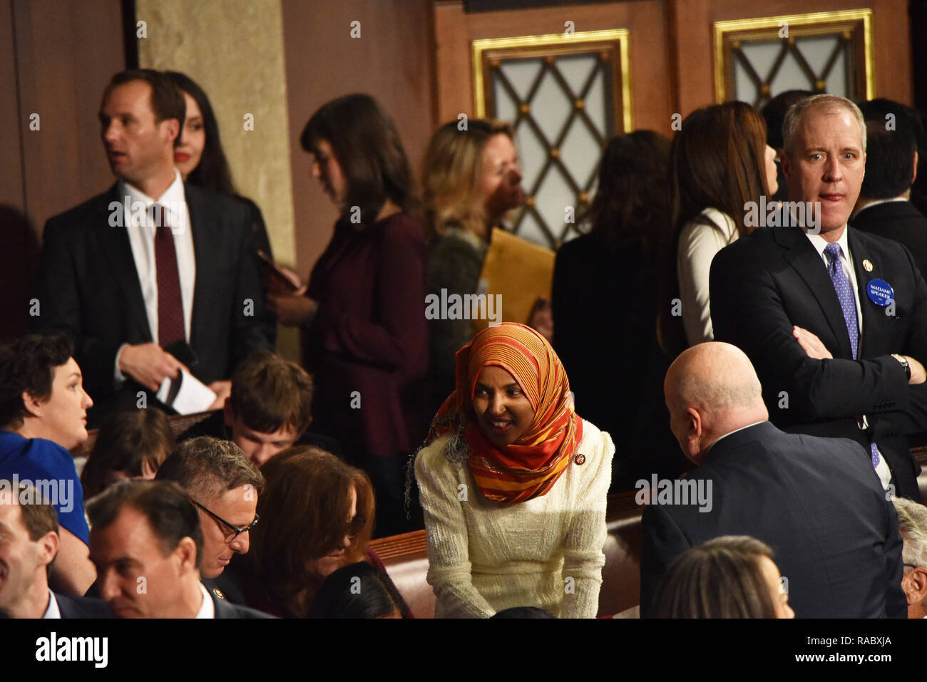 Washington DC, USA. 3 janvier, 2019. Washington DC, le 3 janvier, 2019, USA : Rep Ilhan Omar, D-MN est entouré par les autres Democrates comme la 116e Congrès se réunit. Omar fait partie de la vague de nouveaux visages qui ont été élus au Congrès. Credit : Patsy Lynch/Alamy Live News Banque D'Images