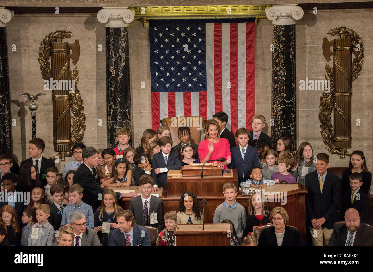 Washington DC, USA. 3 janvier, 2019. Nancy Pelosi devient le nouveau président de la Chambre comme le Democrates prendre la majorité des sièges à la Chambre des Représentants. Pelosi a invité les enfants de membres de la maison pour la rejoindre sur le bureau du président dias. Credit : Patsy Lynch/Alamy Live News Banque D'Images