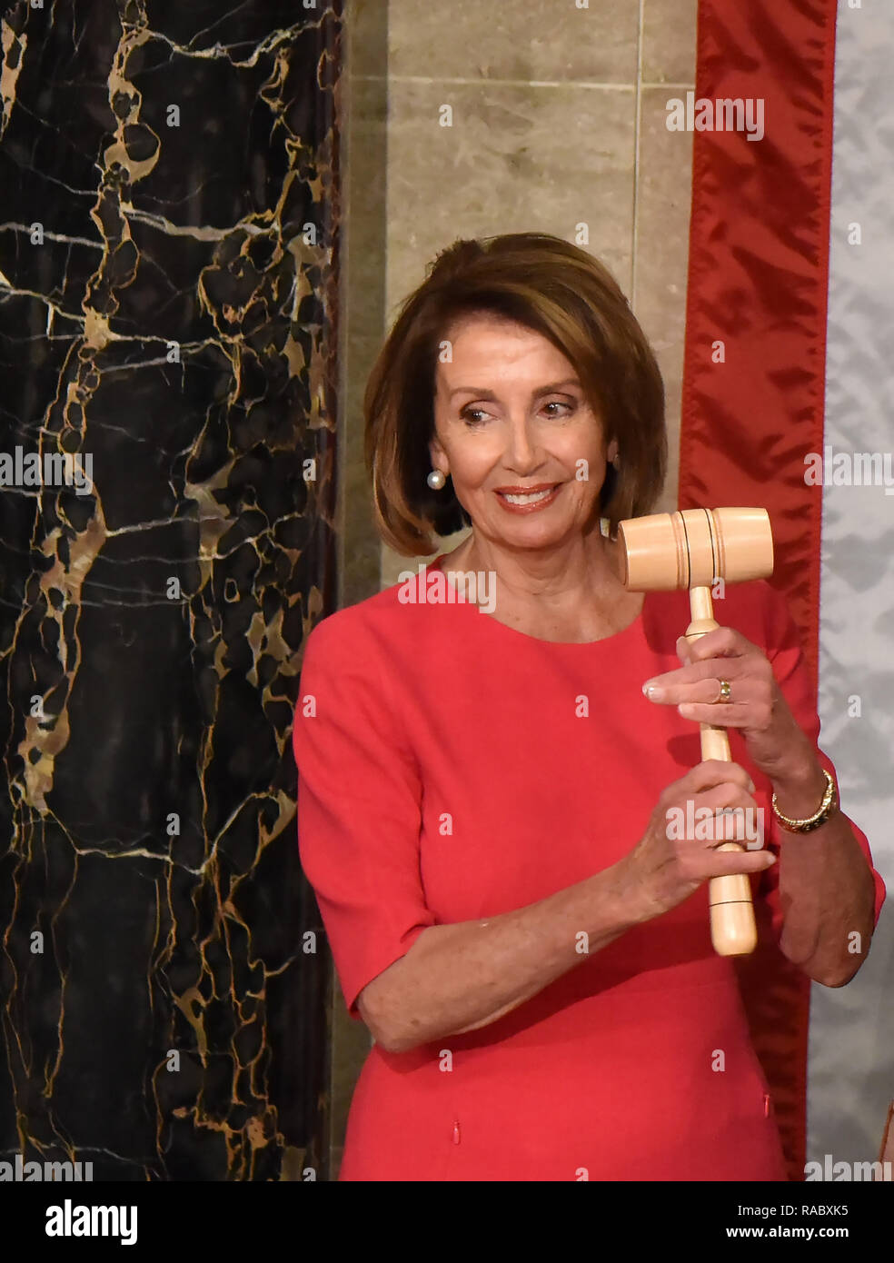 Washington DC, USA. 3 janvier, 2019. Nancy Pelosi,D-CA tient le marteau du Président après avoir remporté le vote pour devenir le président de la Chambre pour le 116e Congrès. Pelosi devient seulement le secoond personne et la première femme à regagner la position du président. Credit : Patsy Lynch/Alamy Live News Banque D'Images