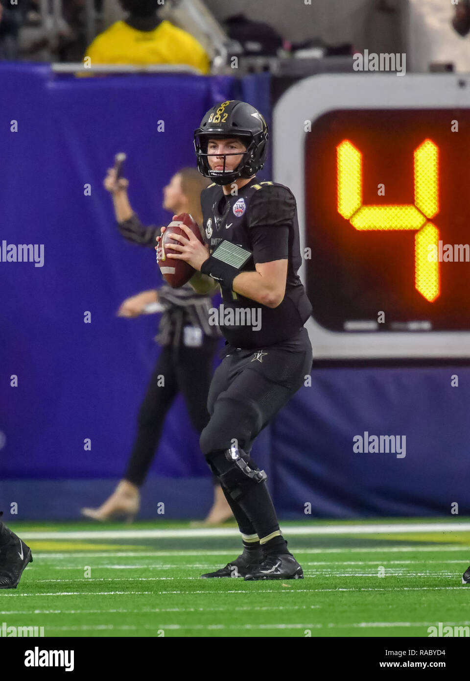 Décembre 27, 2018 Houston, TX...Commodore Vanderbilt, quarterback Kyle Shurmur (14), en action à la NCAA football Academy Sports et plein-air Texas Bowl match entre l'Ours et le Baylor Vanderbilt Commodores à NRG Stadium à Houston, TX. (Photographe complète absolue et de la société Calomeni Crédit : Joe / MarinMedia.org / Cal Sport Media) Banque D'Images