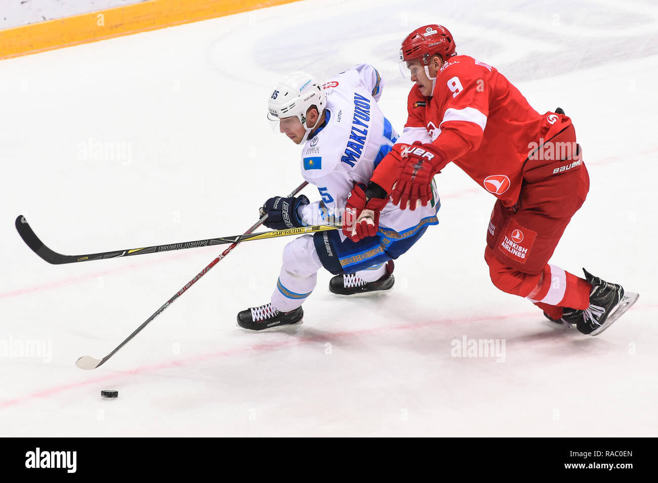 Moscou. 3 janvier, 2019. Alexei Maklyukov (L) de 21.04.2011 rivalise avec Maxim Tsyplakov de Spartak lors de la KHL 2018-2019 match à Moscou, Russie, le 3 janvier 2019. Credit : Evgeny Sinitsyn/Xinhua/Alamy Live News Banque D'Images