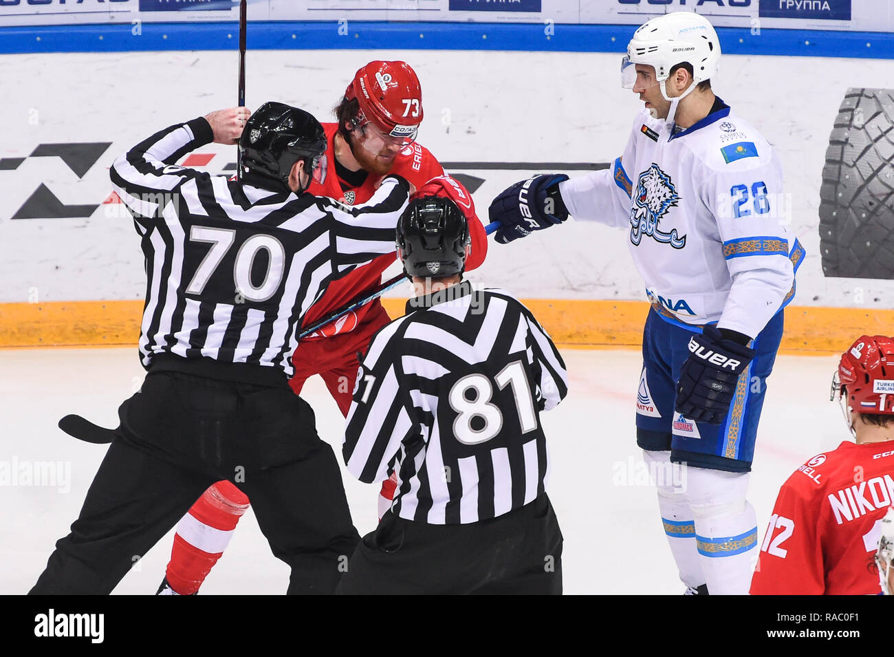 Moscou. 3 janvier, 2019. Iaroslav Dybenko (L) de Spartak soutient avec Patrice Cornier du 21.04.2011 (R) au cours de la KHL 2018-2019 match à Moscou, Russie, le 3 janvier 2019. Credit : Evgeny Sinitsyn/Xinhua/Alamy Live News Banque D'Images