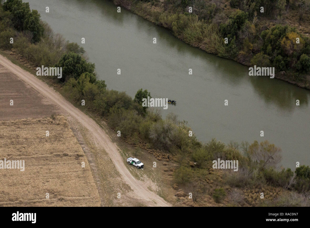 Un Radeau Sur Le Fleuve Rio Grande Comportant Dix Migrants Et Un Guide Avec Une Pagaie Se Detourne De L Etats Unis Pour Retourner Au Mexique Apres Le Guide Voit Un Vehicule De Patrouille