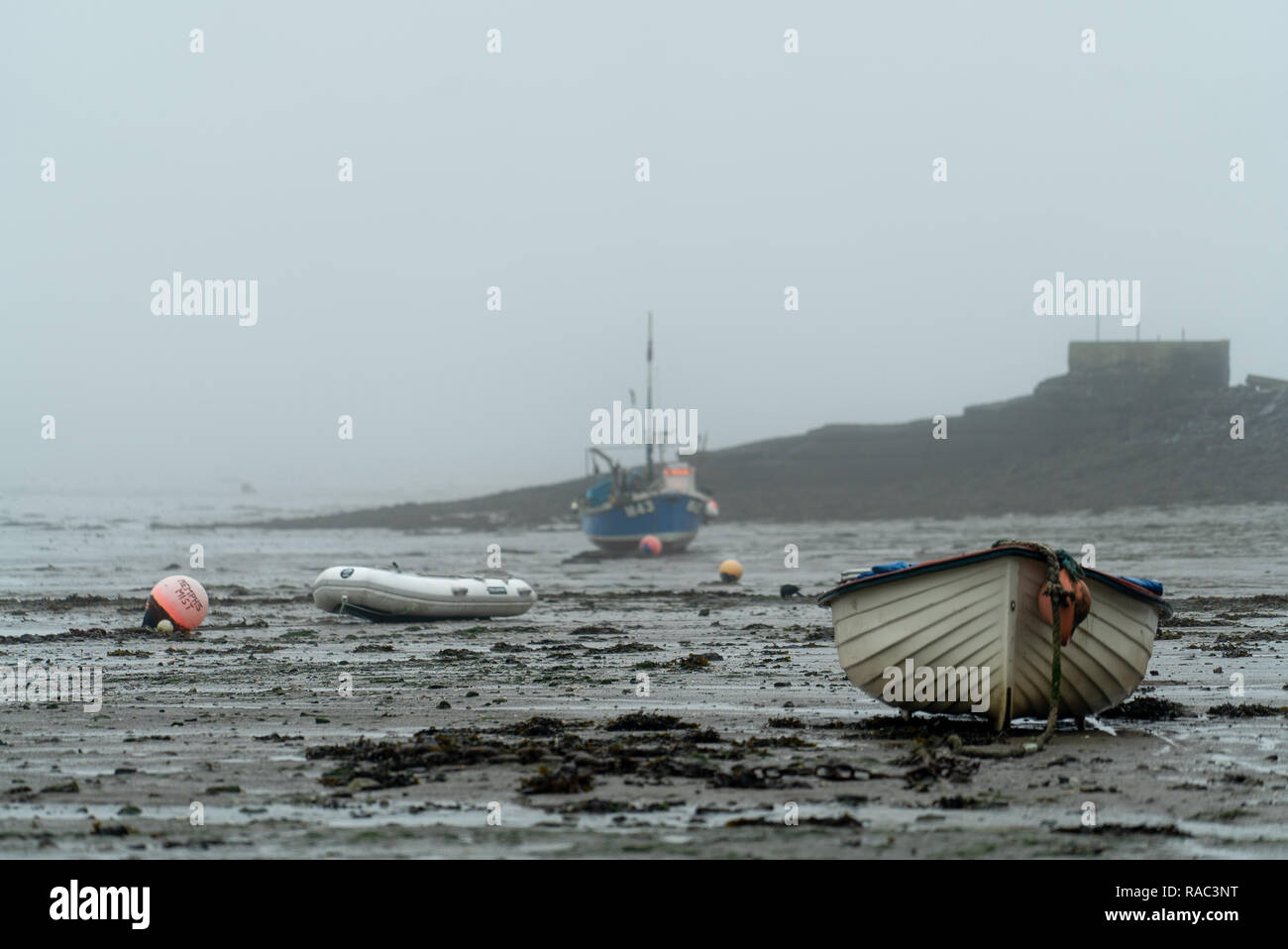 Bateaux sur terre durant la marée basse, le Pays de Galles UK Banque D'Images