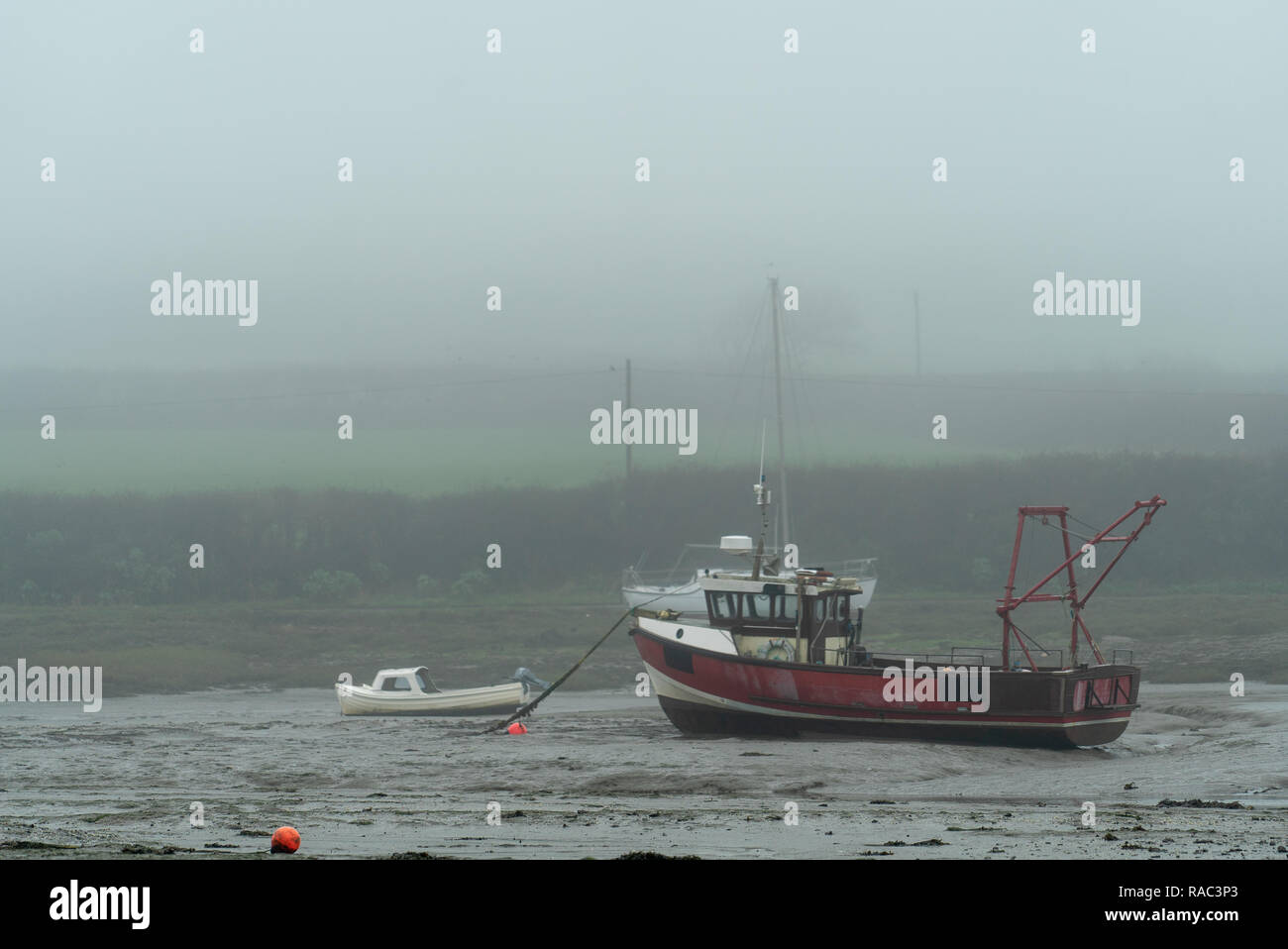 Bateaux sur terre durant la marée basse, le Pays de Galles UK Banque D'Images