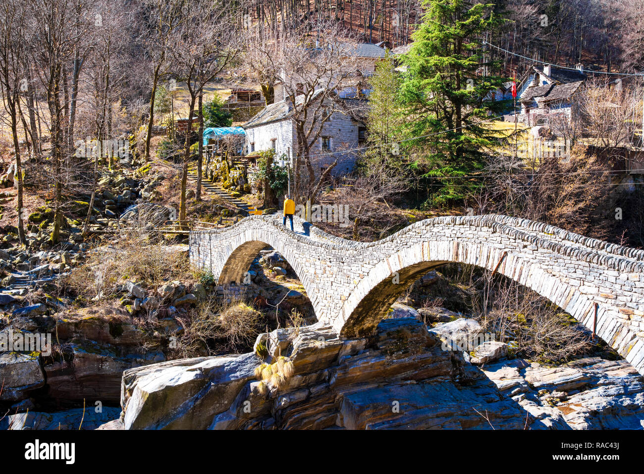 Ponte dei Salti médiévale ; double-pont en arc à Lavertezzo, Tessin Banque D'Images