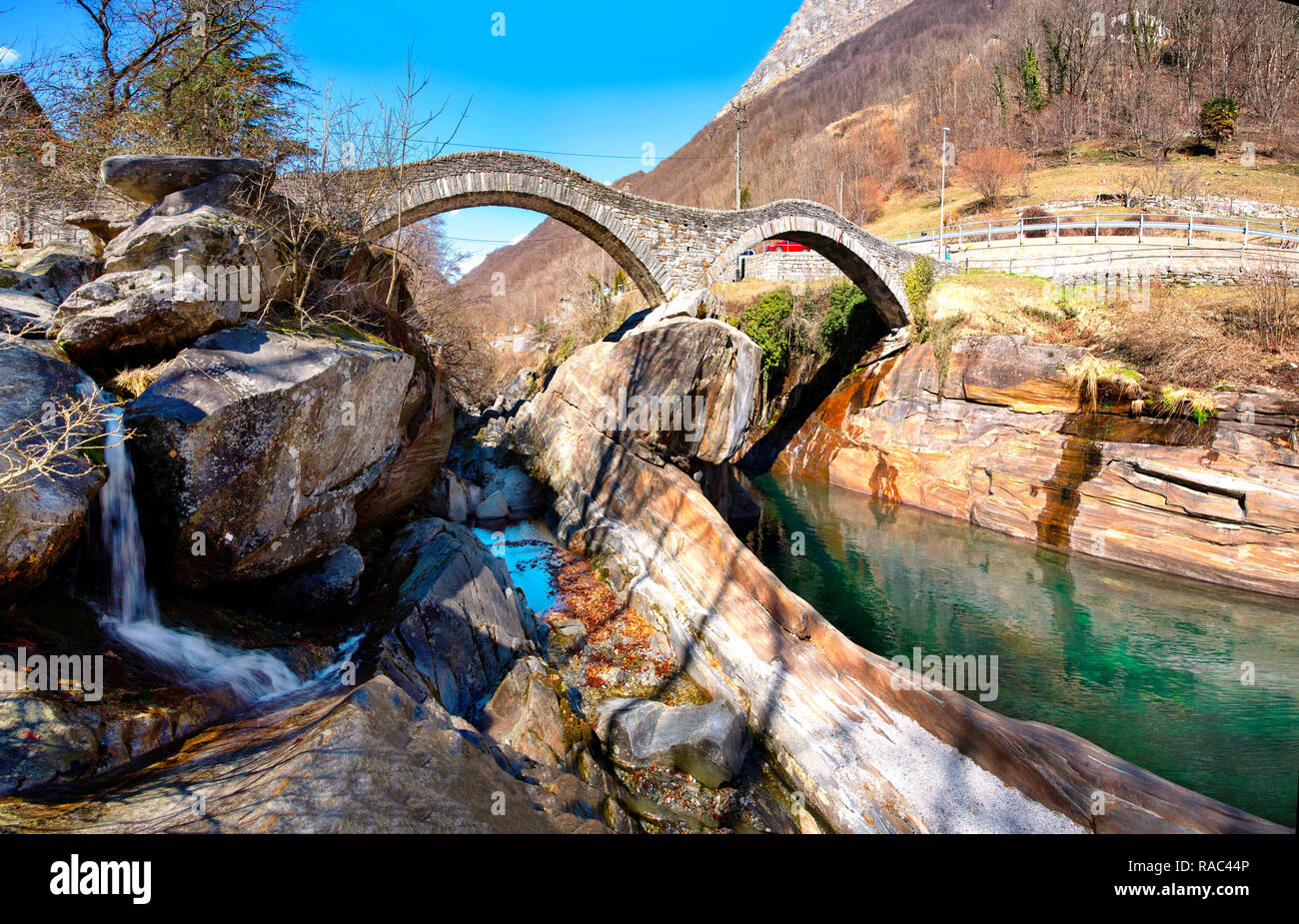 Ponte dei Salti médiévale ; double-pont en arc à Lavertezzo, Tessin Banque D'Images