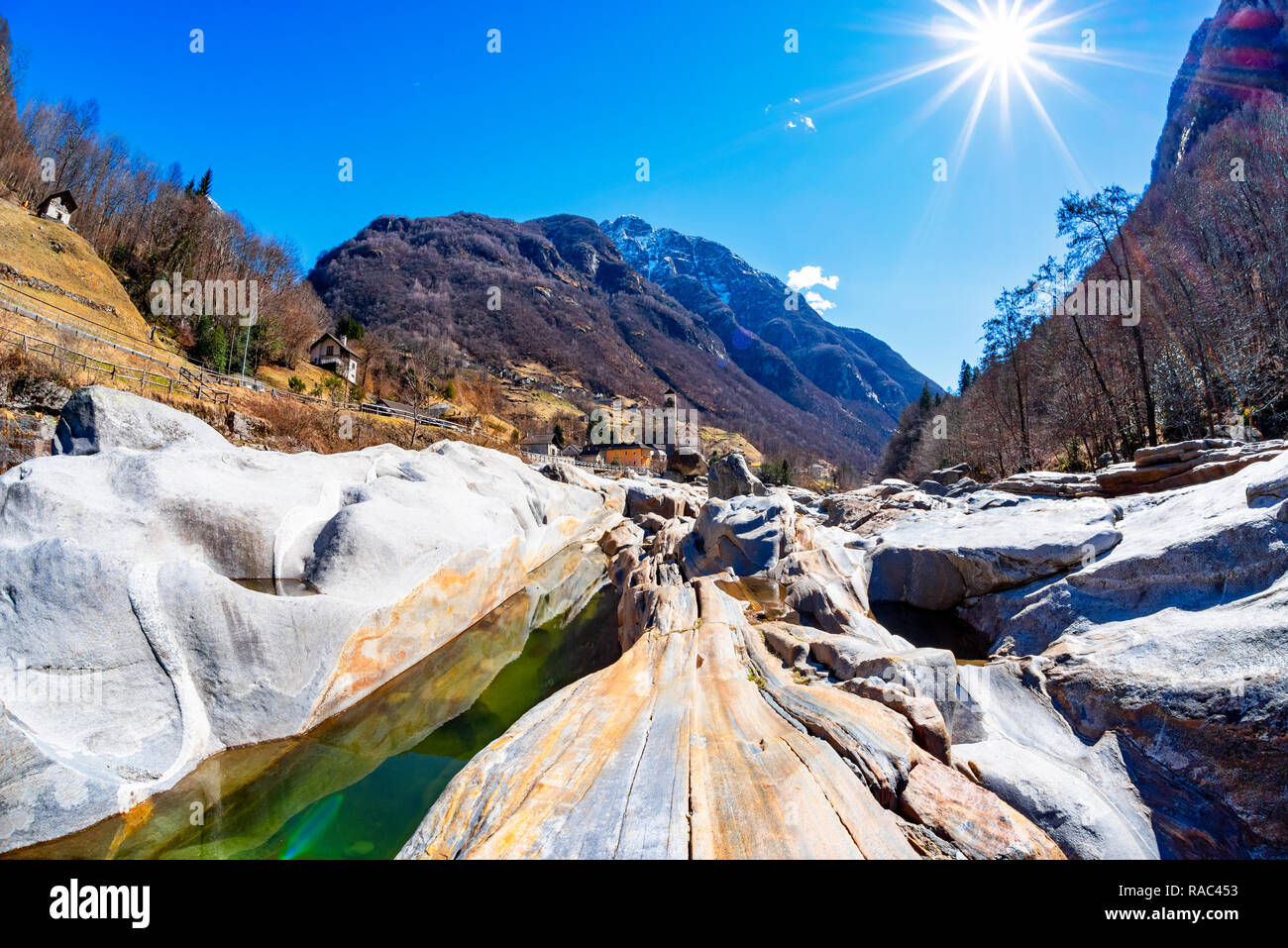 Les roches sur le lit de la rivière Verzasca et l'église de Lavertezzo Banque D'Images