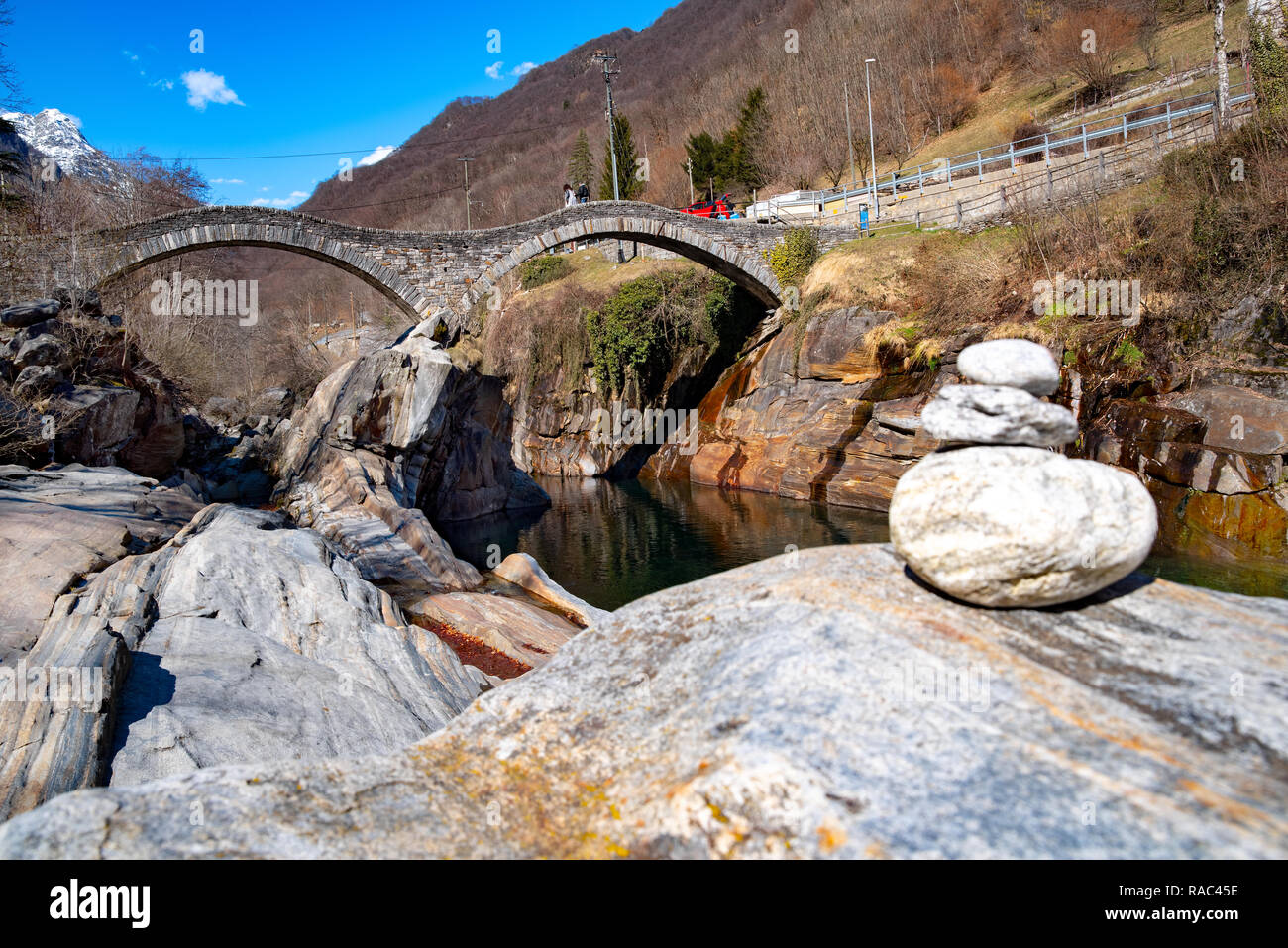 Ponte dei Salti médiévale ; double-pont en arc à Lavertezzo, Tessin Banque D'Images
