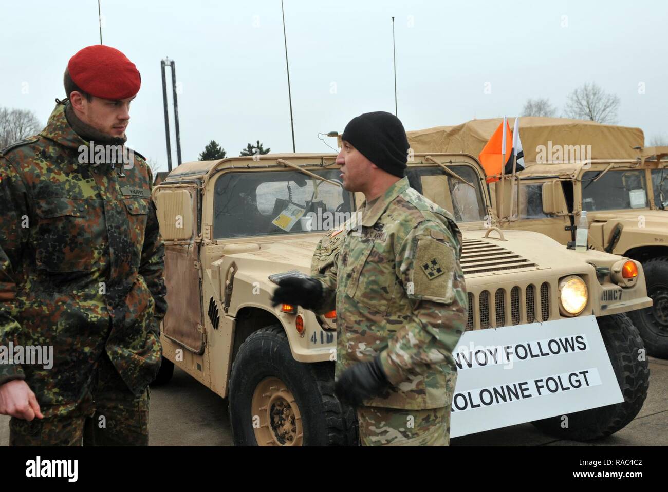 BERGEN-HOHNE, Allemagne-- 1er Sgt. Ernest Ramirez, sous-officier responsable de HHC, 1er Bataillon, 8e, 3e Armored Brigade Combat Team, 4e Division d'infanterie, parle au personnel le Sgt. Daniel Knapp, un officier de police militaire allemand avant de commencer leur deuxième journée du convoi à la Pologne pour leur déploiement de neuf mois le long du côté de la formation partenaires multinationaux, 10 janvier à Bergen-Hohne base. L'arrivée de l'ABCT 3-4 marque le début des rotations de brigades blindées en Europe dans le cadre de détermination de l'Atlantique. Cette rotation permettra d'améliorer les capacités de dissuasion dans le reg Banque D'Images