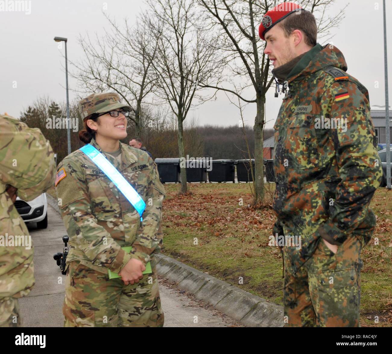 Slt Alexandra Pagonay, chef de peloton de soutien au sol affecté à la compagnie de Maintenance, Support 3-17 Combat 18e Bataillon de soutien de soutien, 16e Brigade de soutien personnel parle de Sgt. Daniel Knapp, un officier de police militaire allemand avant de commencer leur deuxième journée du convoi à la Pologne pour leur déploiement de neuf mois le long du côté de la formation partenaires multinationaux, 10 janvier à Bergen-Hohne base. L'arrivée de l'ABCT 3-4 marque le début des rotations de brigades blindées en Europe dans le cadre de détermination de l'Atlantique. Cette rotation permettra d'améliorer les capacités de dissuasion dans la région, de l'improvisation Banque D'Images