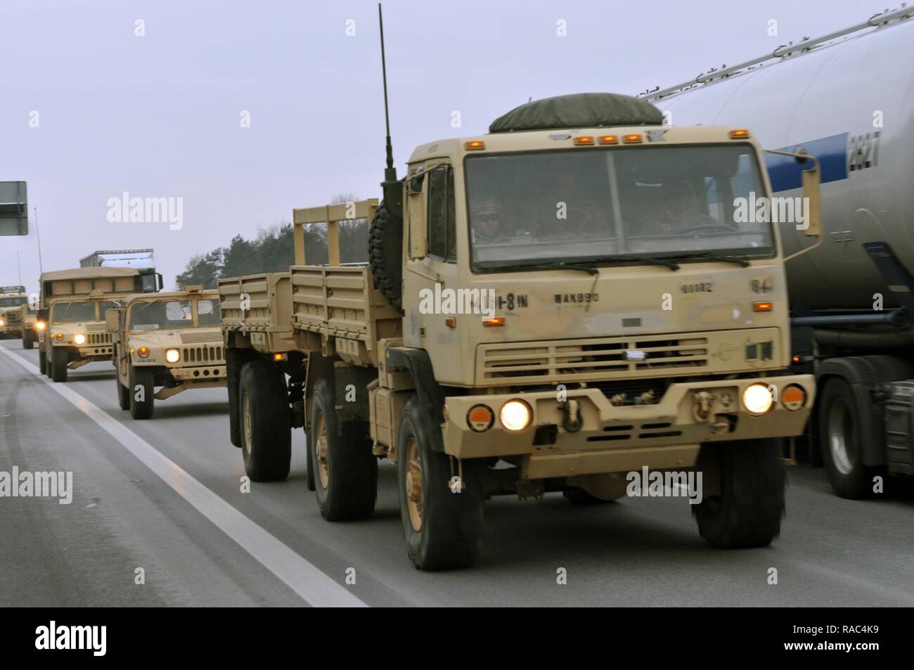 BRUCKE-LEHNIN, Allemagne - Des soldats affectés à l'équipe de combat de la 3e Brigade blindée, 4e Division d'infanterie, à Fort Carson, Colorado conduire une armée M1078 LMTV véhicule tactique et plusieurs autres véhicules militaires au cours de la troisième journée de leur convoi à la Pologne pour leur déploiement de neuf mois le long du côté de la formation partenaires multinationaux, 11 janvier. L'arrivée de l'ABCT 3-4 marque le début des rotations de brigades blindées en Europe dans le cadre de détermination de l'Atlantique. Cette rotation permettra d'améliorer les capacités de dissuasion dans la région, améliorer la capacité de répondre aux crises potentielles et défendre al Banque D'Images