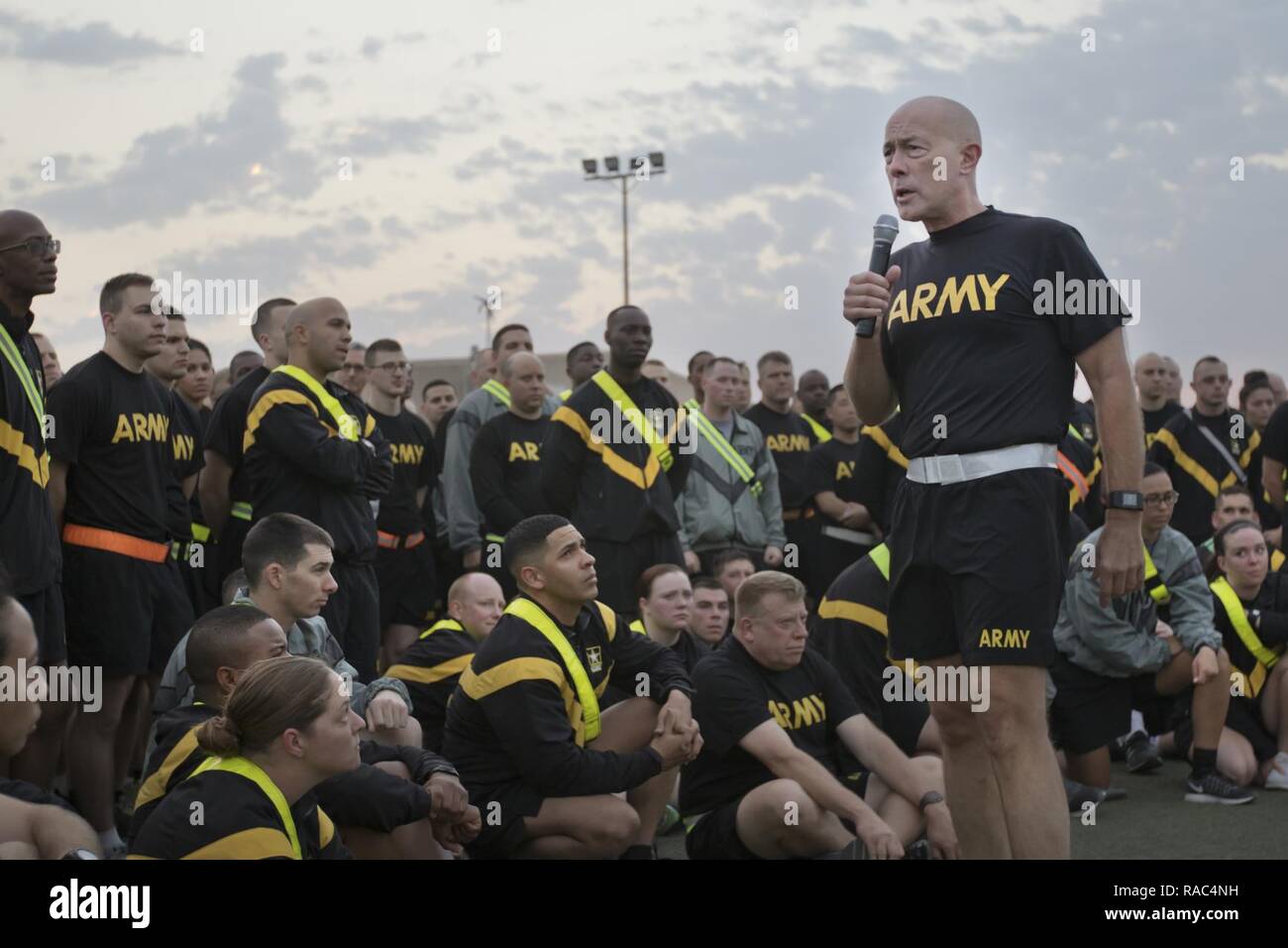 Général commandant la réserve de l'armée américaine, le Lieutenant-général Charles D. Luckey, parle avec les soldats de la 316e (commande de maintien en puissance), un corps expéditionnaire U.S. Army Reserve Command de Coraopolis, PA, au Camp Arifjan, au Koweït, le 10 janvier 2017. "Il n'y a pas de meilleur endroit pour un chef d'être qu'avec leurs troupes downrange," a déclaré qu'il parlait avec Luckey Soldats sur les moyens, le besoin, et l'importance de leurs missions à l'étranger. La 316e mission de l'ESC au Koweït est à l'appui de la 1ère commande Soutien Théâtre mission de fournir un soutien logistique tout au long du CENTCOM zone d'opérations. Banque D'Images