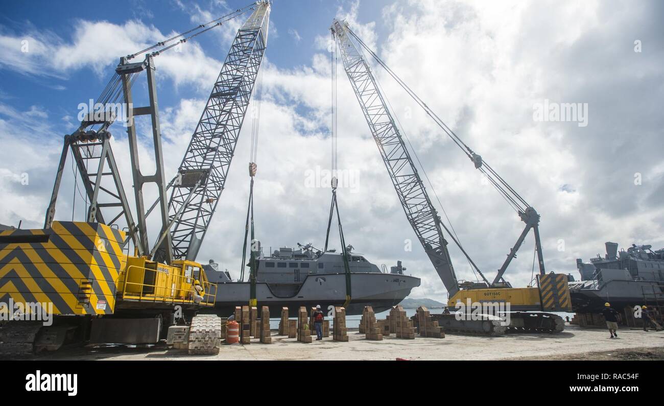 Les marins affectés au groupe fluviales côtières (CRG) 1 Det Guam superviser la levée d'un MK VI le bateau de patrouille afin d'effectuer la maintenance programmée chaque année à l'autorité portuaire à Guam le 11 janvier 2017. CRG 1 Det Guam est attribué à, commandant de la Task Force 75, qui est le principal groupe d'expéditionnaires responsable de la planification et l'exécution des opérations fluviales côtières, des explosifs et munitions, d'ingénierie et de construction, plongée sous-marine et de construction dans la 7e flotte américaine zone d'opérations. Banque D'Images