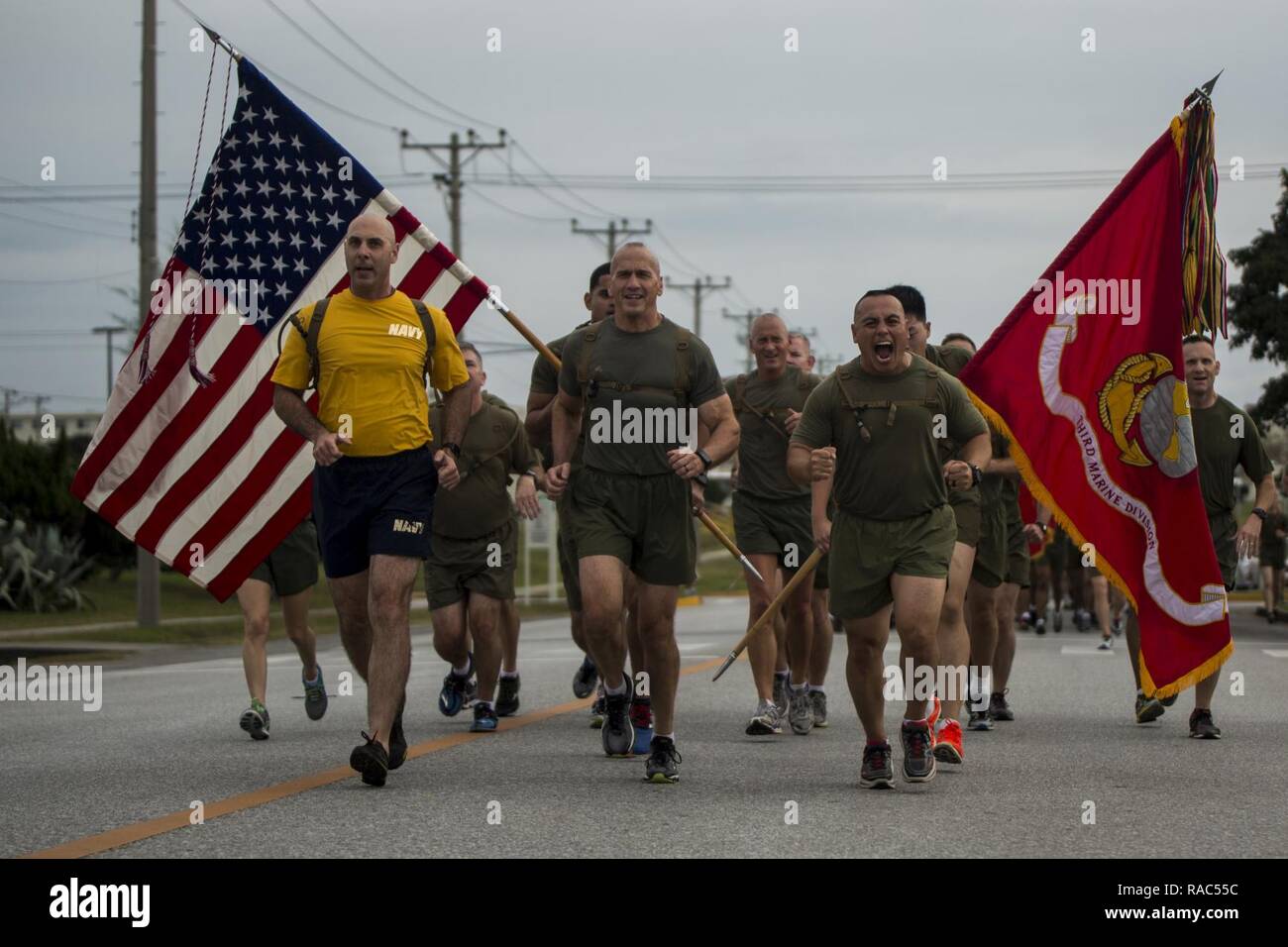 Le major-général Richard L. Simcock II, général commandant de la 3e Division de marines, fonctionne avec ses marins et les marins avant son changement de commandement sur Camp Hansen, Okinawa, Japon, le 12 janvier 2017. La course célèbre les réalisations de chaque Division Marine et marin au cours du temps dans le Simcok commande. Banque D'Images