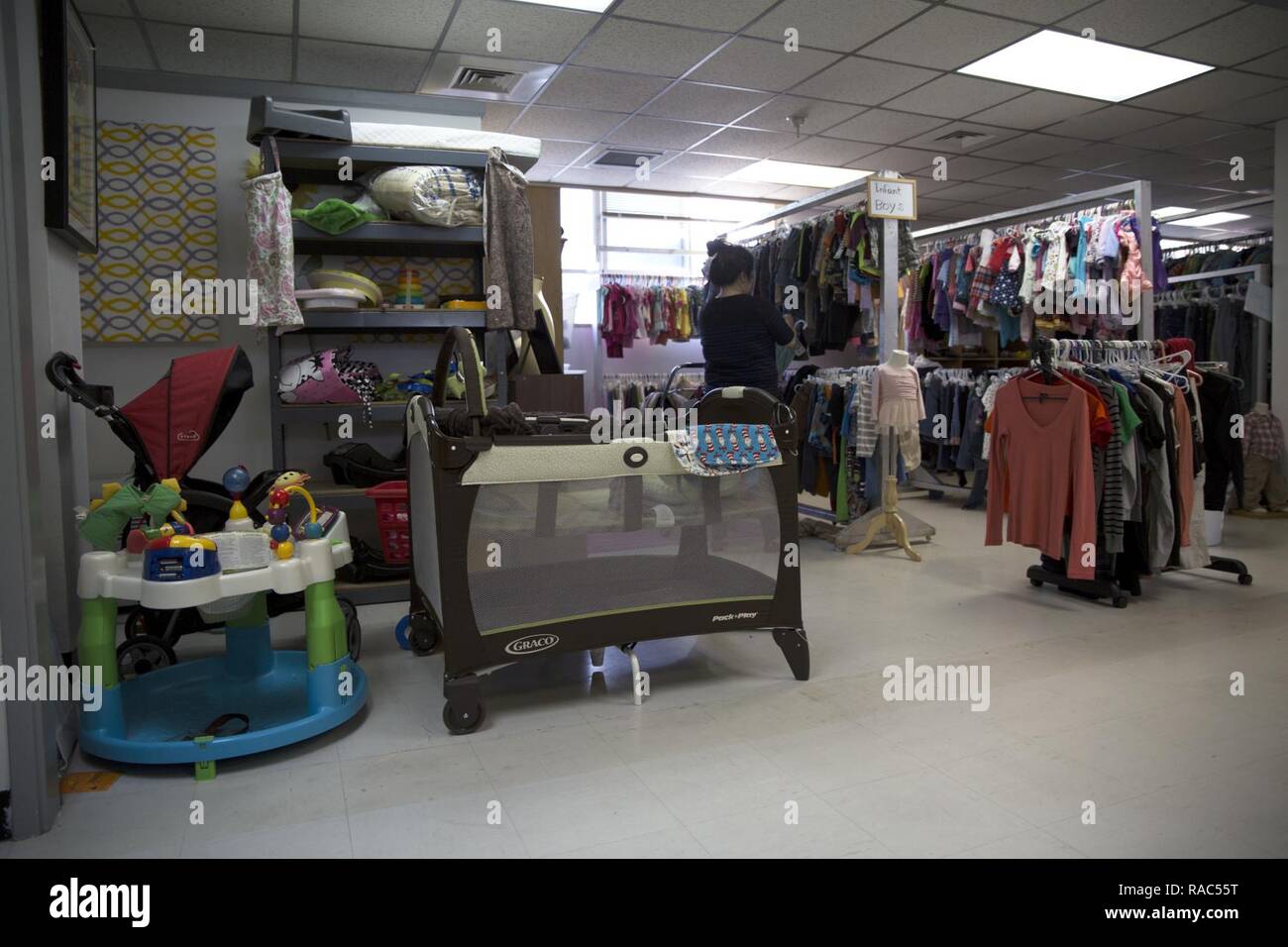 Un Nouveau Client Explore Les Elements De La Garde De Bebe Et De L Economie Marine Shop 10 Janvier Camp A Bord De Foster Okinawa Japon Le Magasin D Aubaines Est Un Organisme A