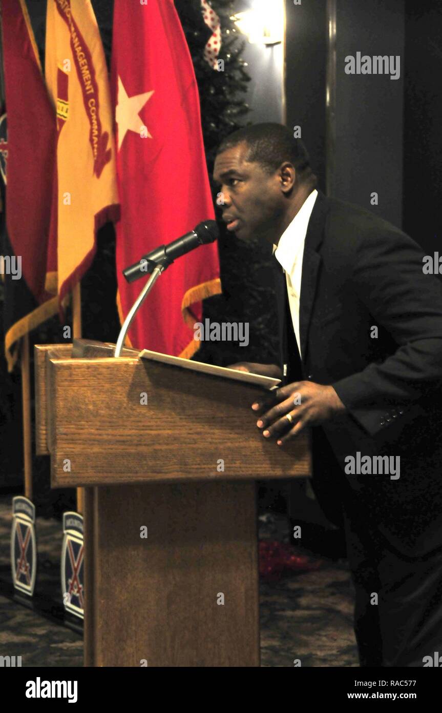 Le s.. Albert Barnes de la 10e Division de Montagne (LI) Brigade de soutien honore le Dr Martin Luther King Jr. au cours de Fort Drum 'n'oubliez pas de célébrer, l'observation de la Loi, le 11 janvier 2017, avec une récitation du Prix Nobel de la paix du Roi, discours d'acceptation. Discours du roi était à l'origine donnée à l'Université d'Oslo, le 10 décembre 1964. Banque D'Images