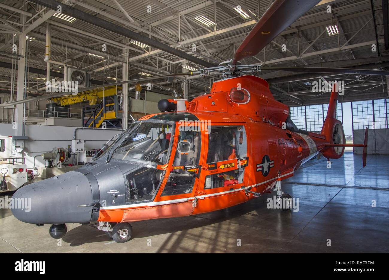 Un air de la Garde côtière Station San Fransisco MH-65 hélicoptère Dauphin est prête à l'intérieur de la plaque à la base d'opérations avancée Point Mugu le 11 janvier 2017. L'hélicoptère MH-65 Dolphin est utilisé pour la recherche et sauvetage, l'application de la loi, et la sécurité des missions. Banque D'Images