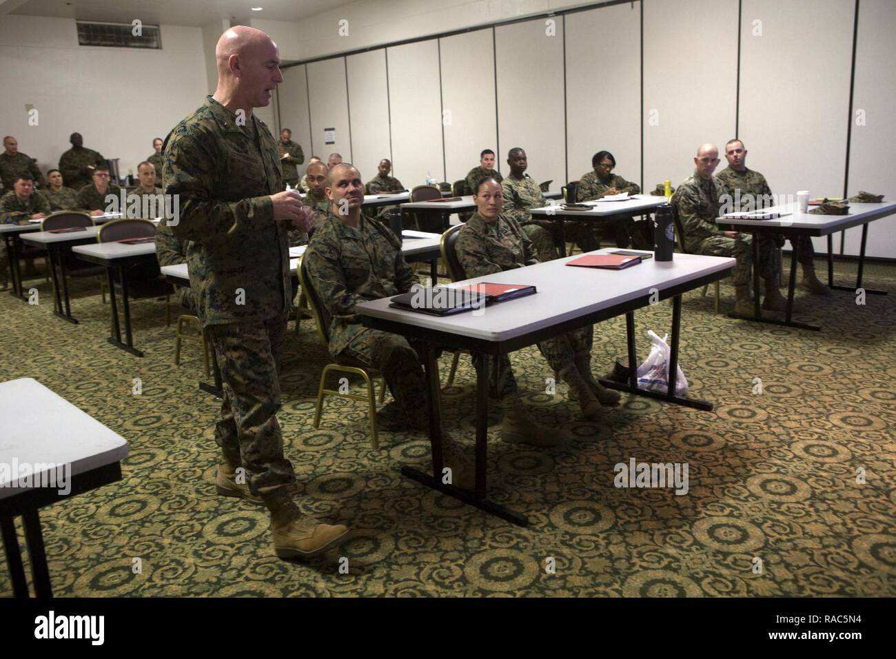 Les cadres supérieurs s'enrôle Marines écouter de Brig. Le général David A. Ottignon, le général commandant du 1er Groupe logistique maritime, au cours de l'E-8 Symposium à Camp Pendleton, Cailf., janv. 12, 2016. Ottignon a donné le discours d'ouverture à l'événement, et a conduit les participants dans une discussion guidée. À la fin du cours, les Marines vont retourner à leurs commandements mieux préparés à mener, mentor, et développer leur marine. Banque D'Images