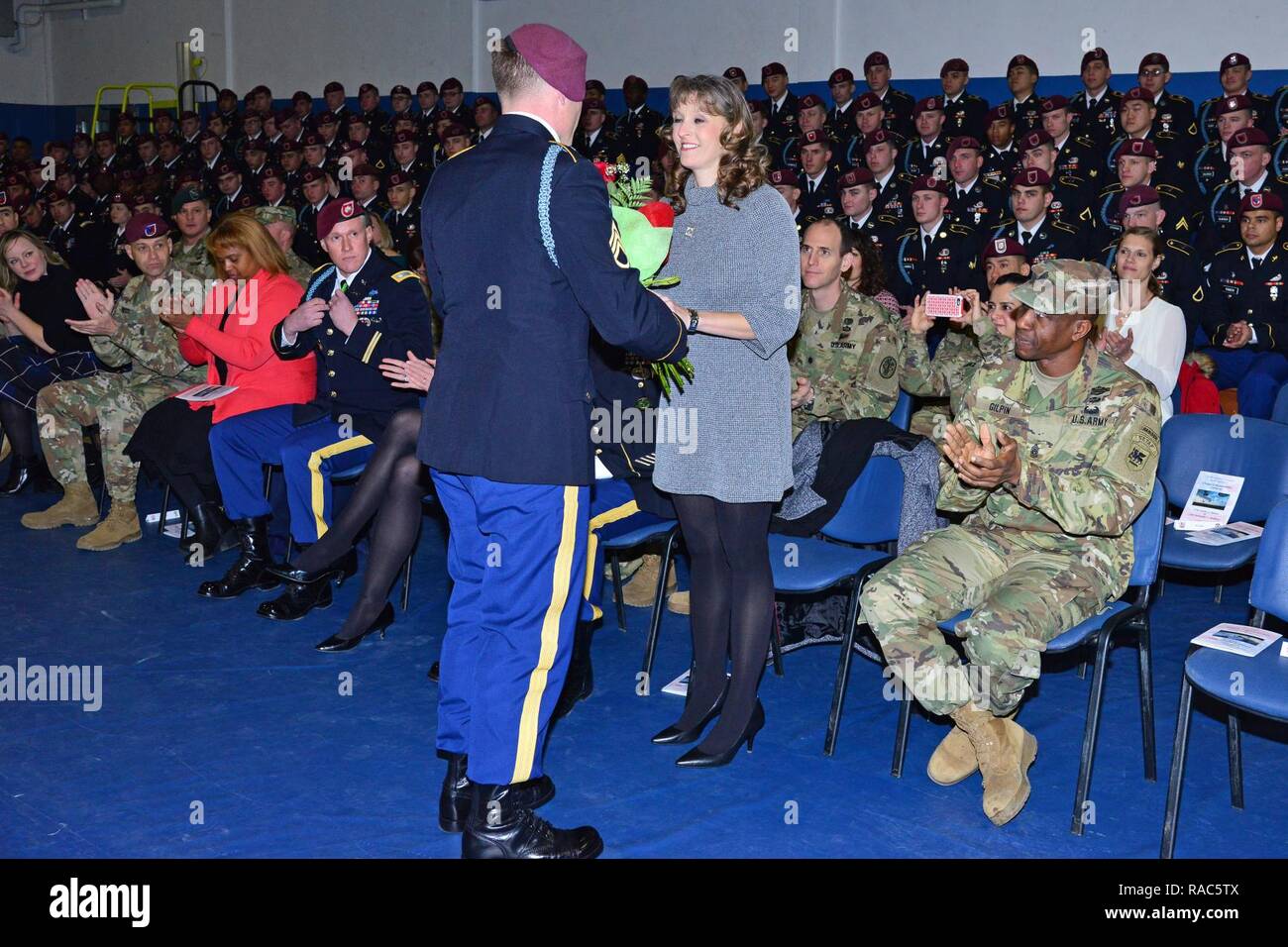 Mme Laura Burrow, épouse de commande sortant Le Sgt. Le Major Charles L. Burrow, reçoit un bouquet de roses rouges de la part du personnel Le Sgt. Joshua B. Knight au cours de cérémonie de changement de responsabilité pour le 1er bataillon du 503e Régiment d'infanterie, 173e Brigade aéroportée à Caserma Ederle à Vicenza, Italie, 12 janvier 2017. La 173e Brigade aéroportée basée à Vicenza, Italie, est la force de réaction d'urgence de l'armée en Europe, et il est capable de projeter des forces canadiennes de mener toute la gamme des opérations militaires de l'ensemble de l'Europe centrale et de l'État, les commandes de l'Afrique domaines de responsabilité. Banque D'Images