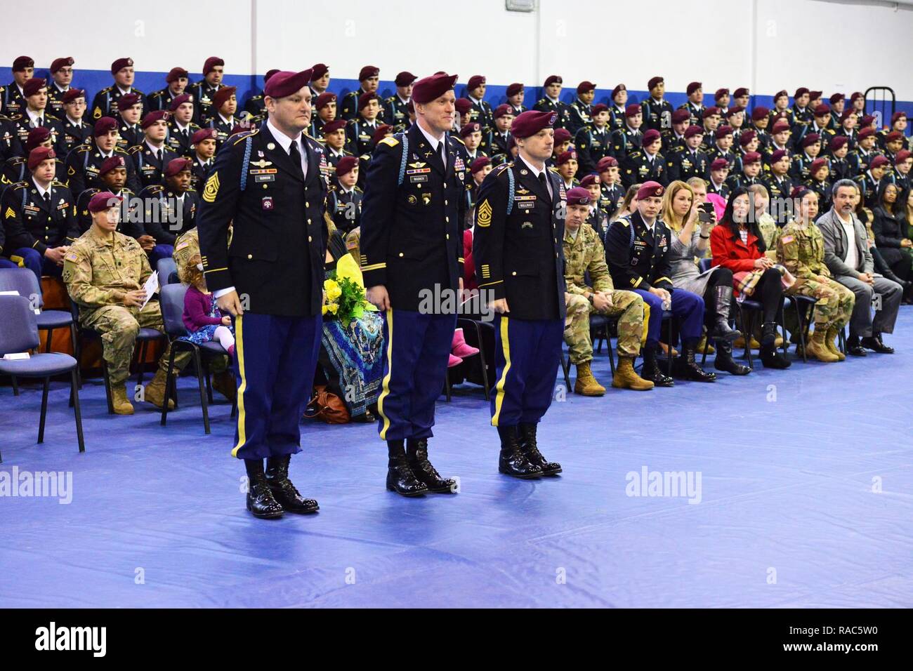 (De gauche) de commande sortant Le Sgt. Le Major Charles L. Burrow, du 1er bataillon du 503e Régiment d'infanterie, 173e Brigade aéroportée, le Lieutenant-colonel Michael P. Wagner, commandant du 1er bataillon du 503e Régiment d'infanterie, 173e Brigade aéroportée et commande entrant Le Sgt. Le major Christopher L. Mullinax, du 1er bataillon du 503e Régiment d'infanterie, 173e Brigade aéroportée, au cours de la cérémonie de changement de responsabilité à Caserma Ederle à Vicenza, Italie, 12 janvier 2017. La 173e Brigade aéroportée basée à Vicenza, Italie, est la force de réaction d'urgence de l'armée en Europe, et il est capable de projeter des forces pour mener des th Banque D'Images