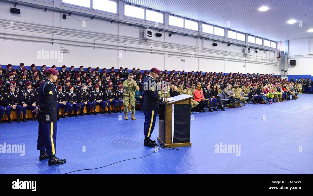 Commande sortant Le Sgt. Le Major Charles L. Burrow, du 1er bataillon du 503e Régiment d'infanterie, 173e Brigade aéroportée, prononce un discours, le 12 janvier 2017, au cours d'une cérémonie de changement de responsabilité à Caserma Ederle, Vicenza, Italie, 12 janvier 2017. La 173e Brigade aéroportée basée à Vicenza, Italie, est la force de réaction d'urgence de l'armée en Europe, et il est capable de projeter des forces canadiennes de mener toute la gamme des opérations militaires de l'ensemble de l'Europe centrale et de l'État, les commandes de l'Afrique domaines de responsabilité. Banque D'Images