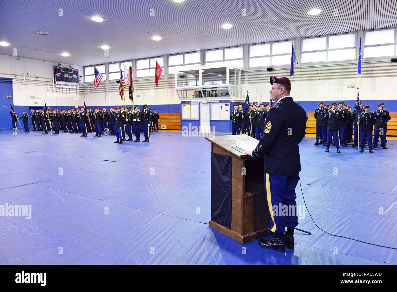 Commande sortant Le Sgt. Le Major Charles L. Burrow, du 1er bataillon du 503e Régiment d'infanterie, 173e Brigade aéroportée, prononce un discours, le 12 janvier 2017, au cours d'une cérémonie de changement de responsabilité à Caserma Ederle, Vicenza, Italie, 12 janvier 2017. La 173e Brigade aéroportée basée à Vicenza, Italie, est la force de réaction d'urgence de l'armée en Europe, et il est capable de projeter des forces canadiennes de mener toute la gamme des opérations militaires de l'ensemble de l'Europe centrale et de l'État, les commandes de l'Afrique domaines de responsabilité. Banque D'Images