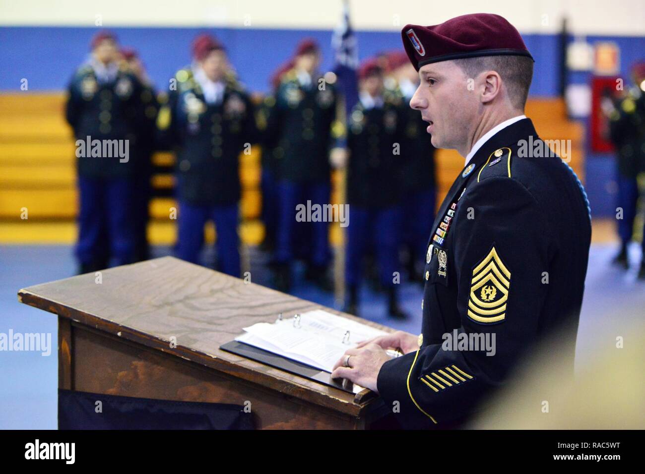 Commande entrant Le Sgt. Le major Christopher L. Mullinax, du 1er bataillon du 503e Régiment d'infanterie, 173e Brigade aéroportée, prononce un discours, le 12 janvier 2017, au cours d'une cérémonie de changement de responsabilité à Caserma Ederle, Vicenza, Italie, 12 janvier 2017. La 173e Brigade aéroportée basée à Vicenza, Italie, est la force de réaction d'urgence de l'armée en Europe, et il est capable de projeter des forces canadiennes de mener toute la gamme des opérations militaires de l'ensemble de l'Europe centrale et de l'État, les commandes de l'Afrique domaines de responsabilité. Banque D'Images