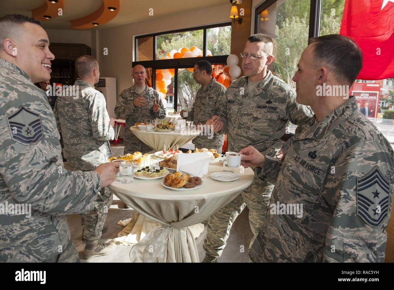 Le leadership de la 39e Escadre de la Base Aérienne (ABW) participer à des pâtisseries faites par PAK FIRIN bakery durant leur grande cérémonie d'ouverture le 11 janvier 2017, à la base aérienne d'Incirlik, en Turquie. Les membres de la 39e direction ABW ont été invités à participer à l'inauguration de la boulangerie par PAKFIRIN le 10e commandant de la Base de pétroliers Brig. Le général Ismail Gunaydin. Banque D'Images