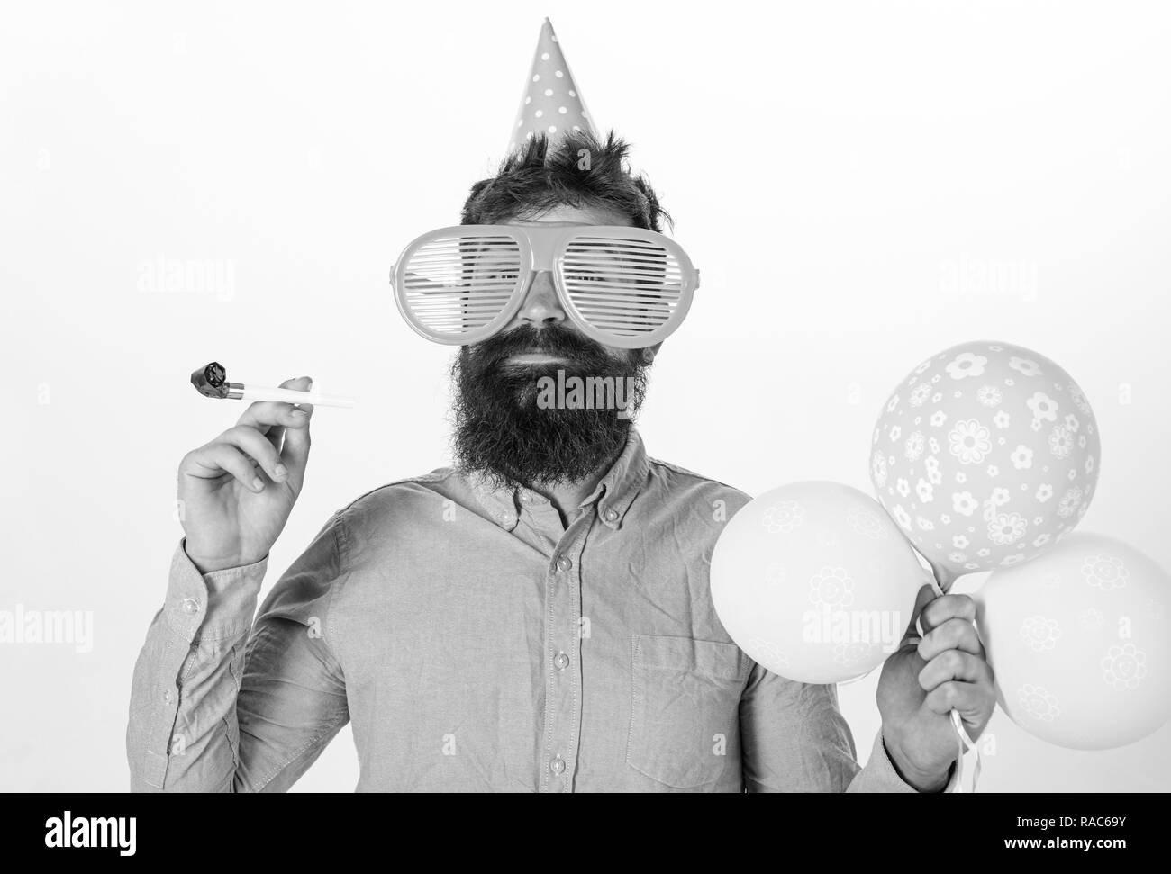 Partie Concept Lunettes De Hipster Geant Dans La Celebration D Anniversaire Guy In Party Hat With Party Horn Celebre Homme Avec Barbe Et Moustache Sur Un Visage Heureux Detient Les Montgolfieres Fond Blanc
