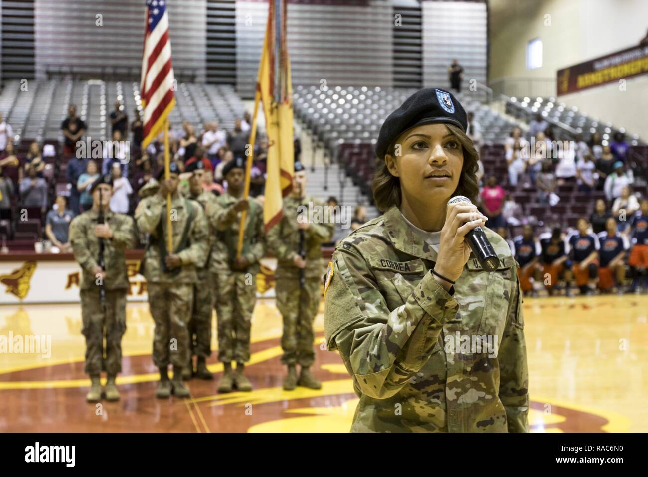La CPS. Tiarra Correa de la 3ème Division d'infanterie Band effectue l'hymne national à un match de basket-ball de reconnaissance tenue à l'Université d'état d'Armstrong à Savannah, GA, l'événement a eu lieu le 14 janvier et honoré tous les membres en service actif ainsi que les membres de l'ancien combattant. Banque D'Images