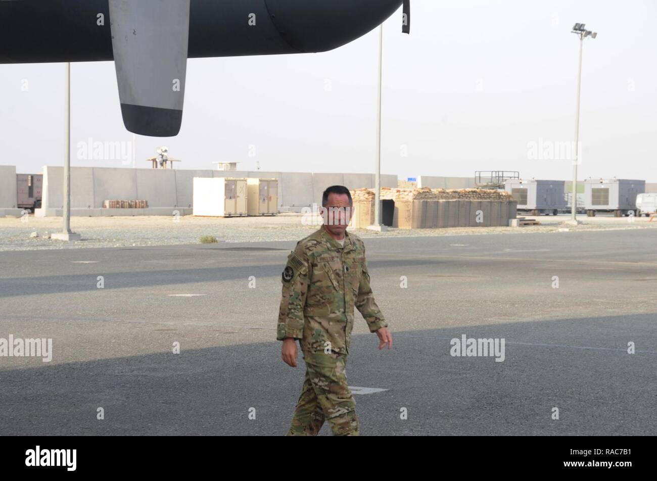 Le lieutenant-colonel Josh Koslov, 43e Escadron expéditionnaire de combat électronique commandant, inspecte un EC-130H Compass Call le 18 janvier 2017 dans un endroit inconnu en Asie du Sud-Ouest. L'unité qui opère la Koslov Appel boussole à l'appui de l'opération, le résoudre inhérent en vue de vaincre militairement Da'esh par, avec et par les partenaires régionaux. Banque D'Images