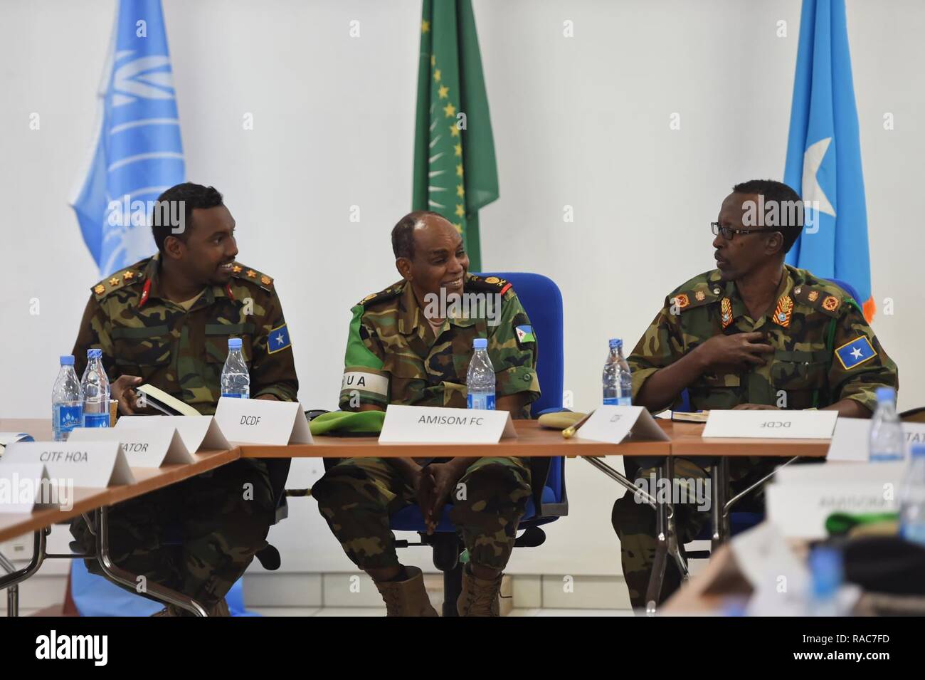 Le chef de l'armée nationale somalienne des Forces de défense, le général Mohammed Ahmed Adan, droite, et chef d'état-major le colonel Ahmed Mohammed, à gauche, de s'entretenir avec l'Union africaine en Somalie, le général commandant de la Force au cours de l'Osman Nour Soubagleh Symposium SNA dans le centre-ville de Mogadiscio, 12 janvier, 2017. Le symposium fait partie d'un effort international pour aider les conditions de sécurité dans toute la Somalie en favorisant la croissance et la revitalisation de la force de défense militaire national, qui dissous à la suite de l'effondrement de l'administration centrale du pays en 1991. Banque D'Images