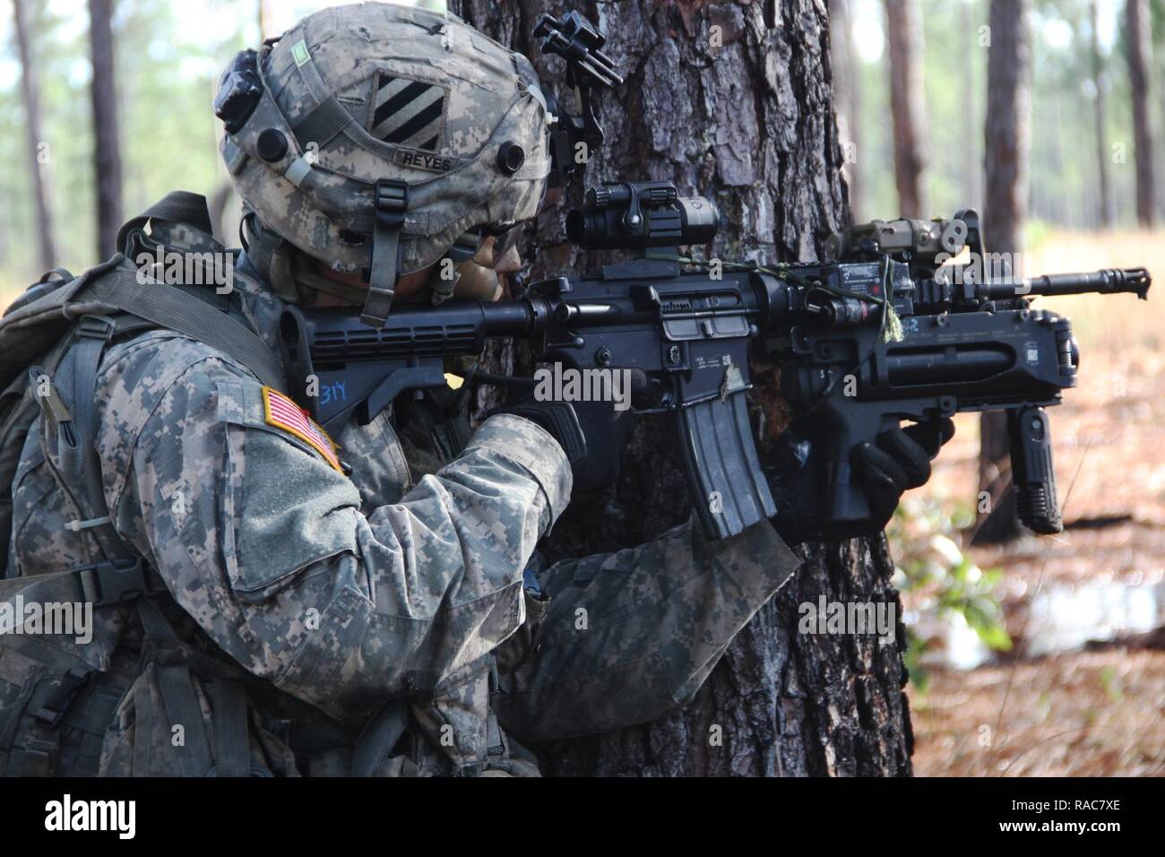 Un fantassin de la Compagnie Alpha, 1er Bataillon, 30e Régiment d'infanterie, 2e Brigade Combat Team, 3e Division d'infanterie, fournit la sécurité après la prise de contact au cours d'un exercice de tir - live squad, le 9 janvier 2017 à Fort Stewart, Ga. Banque D'Images