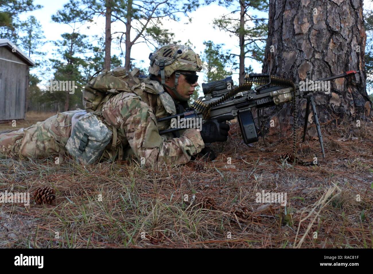 La CPS. Steven Mullins, fantassin au sein de la Compagnie Alpha, 3e Bataillon, 15e Régiment d'infanterie, 2e Brigade Combat Team, 3e Division d'infanterie, fournit la sécurité avec sa mitrailleuse M249 au cours d'un exercice d'entraînement de la situation dans le cadre de la Chine se concentrer à Fort Stewart, en Géorgie, le 14 janvier 2017 Chine Focus, nommé pour le bataillon, le lignage est un deux semaines sur le terrain d'entraînement pour valider les entreprises de 3-15ème Inf. Banque D'Images