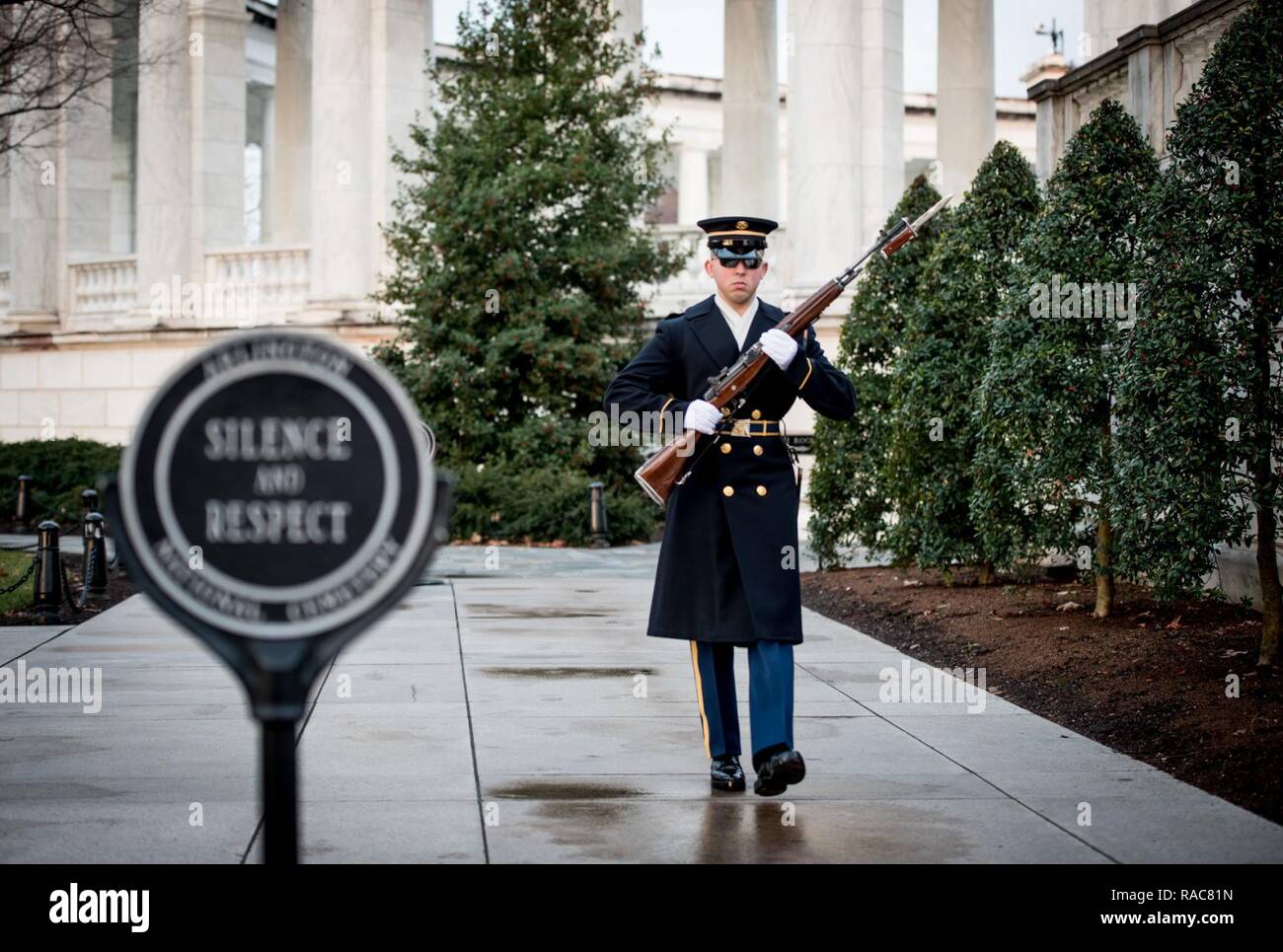 Le sergent de l'armée américaine. Lopez-Stoner Aaron, affecté à la 3e Régiment d'infanterie américaine (la vieille garde), effectue sa dernière marche sur la Tombe du Soldat inconnu au cimetière national d'Arlington, à Arlington, Va., le 15 janvier 2017. Lopez-Stoner a servi sur le tombeau de l'inconnu pendant plus de deux ans. Banque D'Images