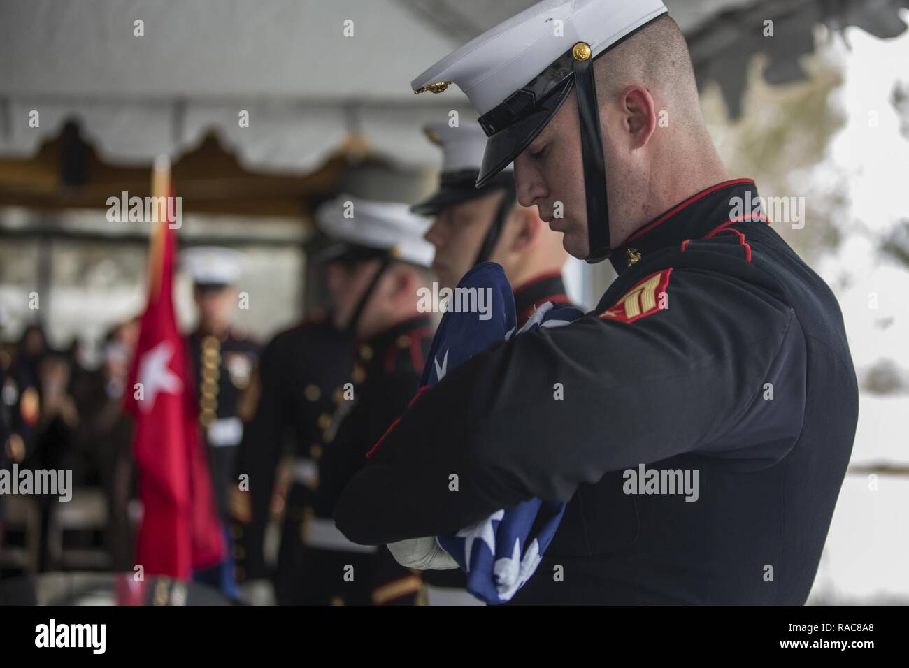 Us Marines Corps avec la 6e Section au porteur, Marine Barracks Washington, D.C., plier le drapeau américain lors d'une cérémonie funèbre pour l'ancien lieutenant-général Martin L. Brandtner au nord du Nevada Veterans Memorial Cemetery, Fernley, Nevada, 19 janvier 2017. Le lieutenant général Brandtner est l'un des deux Marines pour être attribué deux croix Marine pour ses actions pendant la guerre du Vietnam. Il a pris sa retraite après avoir servi 33 ans dans le Corps des Marines et laisse derrière lui sa femme Sandra et ses quatre enfants. Banque D'Images