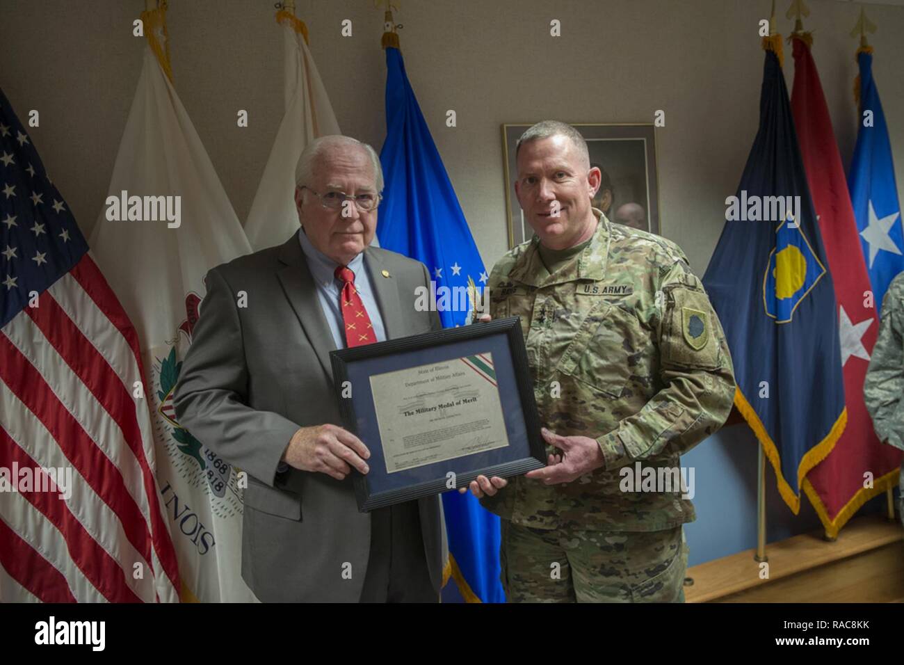 Le major-général Richard J. Hayes Jr., l'adjudant général de la Garde nationale de l'Illinois, remet à M. Michael Ayers avec l'état de l'Illinois La Médaille du mérite militaire pour aider la Garde nationale de l'Illinois grâce à ses nombreuses années de service bénévole, le 18 janvier au Camp Lincoln, Springfield, Illinois. Ayers a servi de l'aide civile au secrétaire de l'armée, l'Illinois l'appui des employeurs à la Garde côtière canadienne et des réserves, et président du Comité sur la garde nationale de l'Illinois Lincoln's Challenge Academy conseil consultatif. Banque D'Images