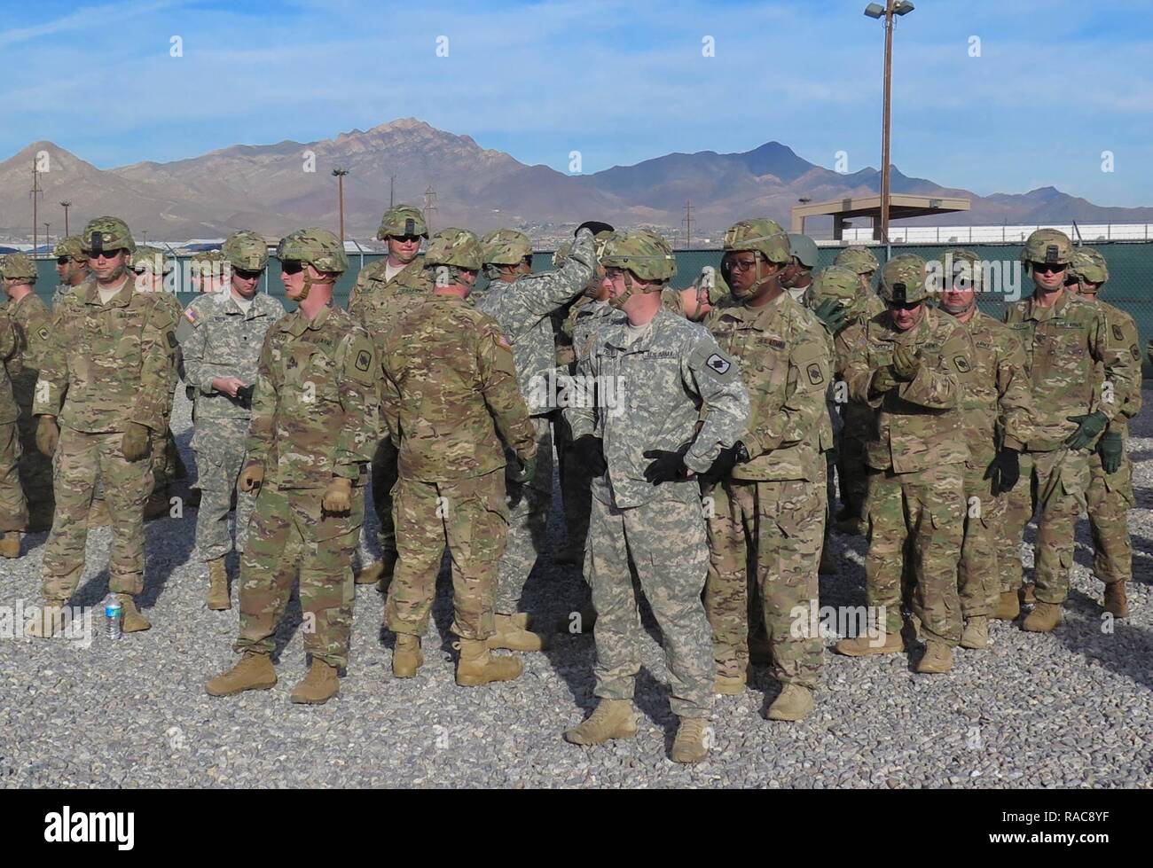 Les soldats de la Compagnie Alpha, 1 bataillon du 153 Régiment d'infanterie a terminé un cours de réaction des dirigeants (LRC) Le 12 janvier 2017 à Fort Bliss, Texas. Ce cours permet aux dirigeants de prendre du recul et soldats l'occasion de montrer leurs compétences en matière de leadership. Chaque style de leadership est différent. Il est important pour l'Armée prennent le temps d'apprendre chaque compétence définir les individus dans l'entreprise. Le LRC aussi forge le caractère et la confiance, quelque chose de la Garde nationale de l'Arkansas est titulaire à haut niveau. Banque D'Images