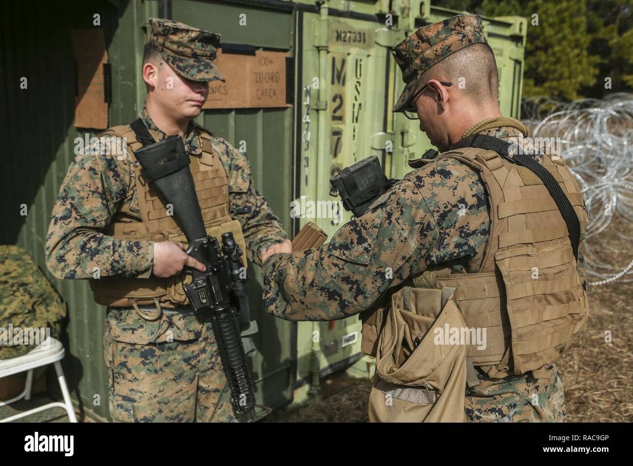 Le Corps des Marines des États-Unis. Yosef A. Charriez-Deleleon, gauche, spécialiste de l'embarquement, société de services de logistique de combat, Regiment (CLR), 2 2e Groupe Logistique maritime (MLG), et lance le Cpl. Nicolas J. Chairez, spécialiste chimique, biologique, radiologique et nucléaire, de l'entreprise siège, CLR-2, 2e MLG, suivez la procédure de devoir changer au fil des méthodes employées lors d'un exercice de poste de commandement (XPC) au secteur de la zone d'atterrissage sur Camp Lejeune, N.C., 19 janvier 2016. CLR-2 a effectué l'CPX en préparation pour un prochain déploiement. Banque D'Images