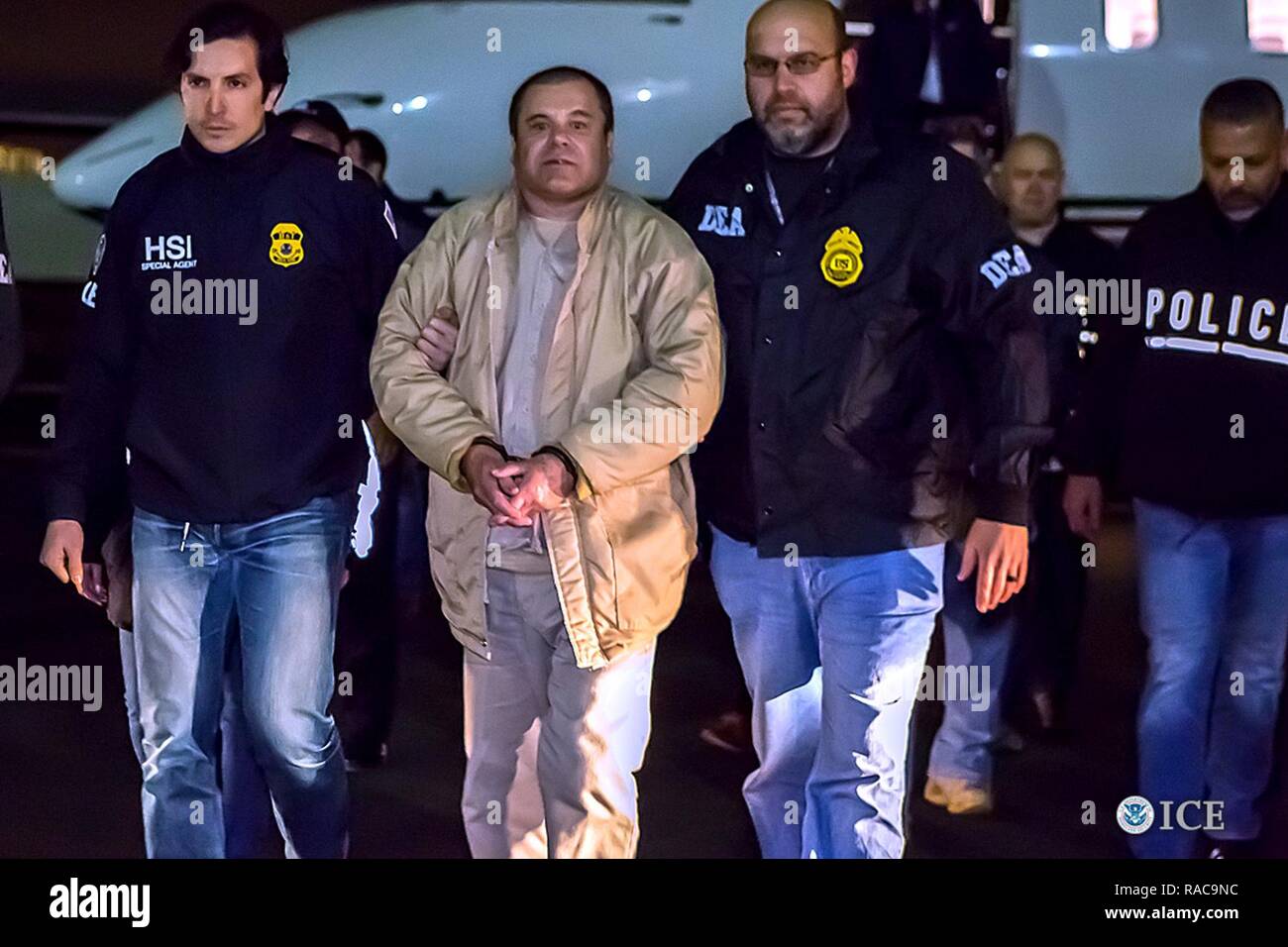 BROOKLYN, New York - les autorités fédérales ont annoncé vendredi que Archivaldo Joaquin Guzman Loera, connu sous divers pseudonymes dont, "El Chapo", feront face à des accusations déposées à Brooklyn, New York, après son extradition vers les États-Unis du Mexique. Guzman Loera est arrivé à New York tard jeudi sous forte escorte par des agents spéciaux avec le U.S. Immigration and Customs Enforcement (ICE) des enquêtes de la sécurité intérieure et de la Drug Enforcement Administration (DEA) et d'autres autorités. Banque D'Images