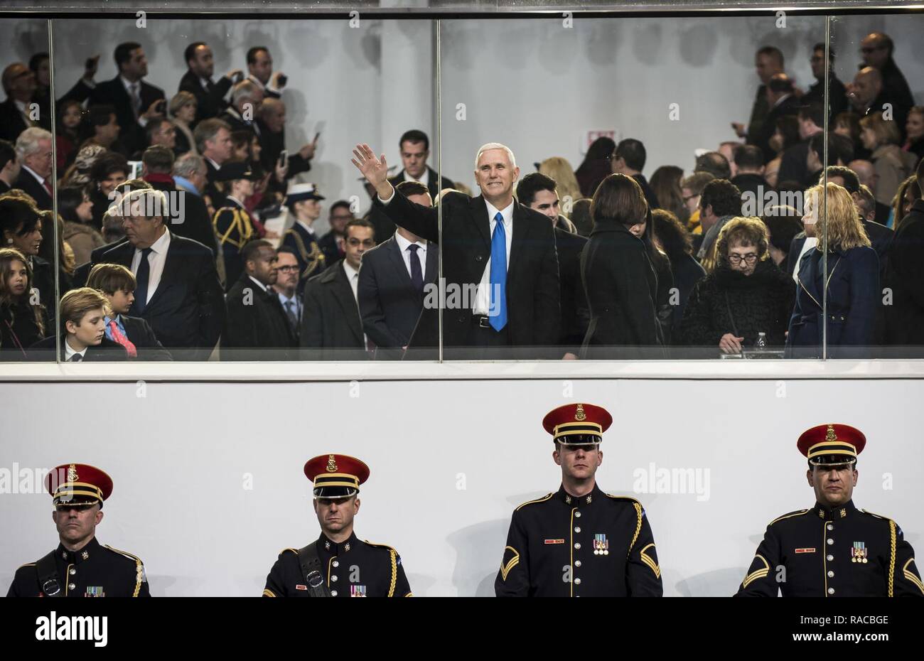 Le Vice-président américain Mike Pence salue la foule de la revue présidentielle lors de la 58e parade d'investiture présidentielle à Washington, D.C., le 20 janvier. Le défilé s'étendait environ 1,5 kilomètres le long de Pennsylvania Avenue de la capitale américaine à la Maison Blanche. Banque D'Images