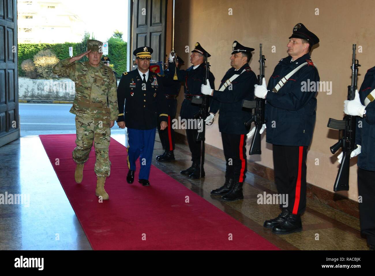 Le lieutenant-général Charles D. Luckey (à gauche), général commandant la réserve de l'armée américaine, le colonel de l'armée américaine commande Darius S. Gallegos (centre), CoESPU directeur adjoint, parcourir les Carabinieri italiens sur la garde d'honneur pendant une visite au Centre d'excellence pour les unités de police de stabilité (COESPU) Vicenza, Italie, 20 janvier 2017. Banque D'Images