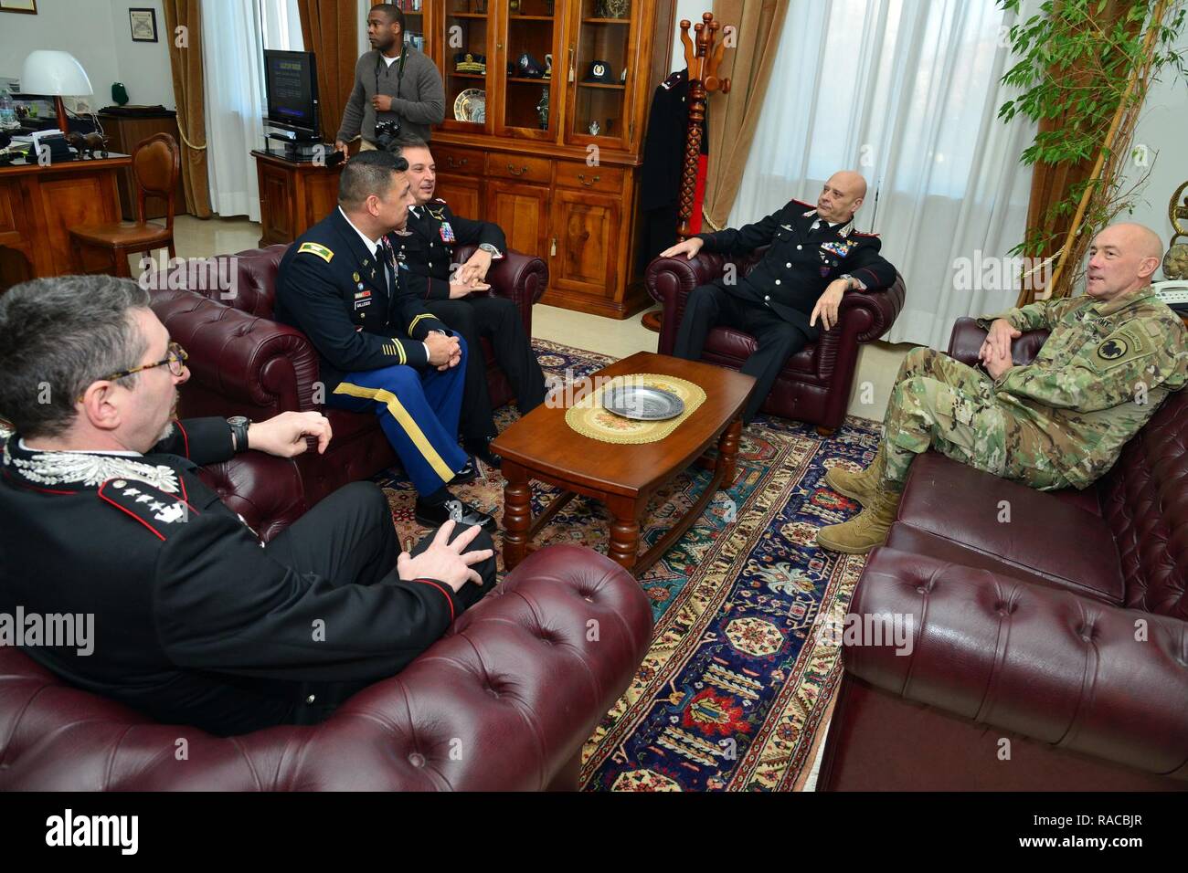 Le lieutenant-général Charles D. Luckey (droite), général commandant la réserve de l'armée américaine, le lieutenant commande Gen Vincenzo Coppola (centre), général commandant la "Carabinieri" Palidoro et unités mobiles spécialisées, Brig. Le général Giovanni Pietro Barbano, Centre d'excellence pour les unités de police de stabilité (COESPU) directeur, le colonel de l'armée américaine Darius S. Gallegos, CoESPU directeur adjoint et Col Pietro Carrozza, Carabinieri AC Chef de plans et de police militaire, parler pendant une visite au Centre d'excellence pour les unités de police de stabilité (COESPU) Vicenza, Italie, 20 janvier 2017. Banque D'Images