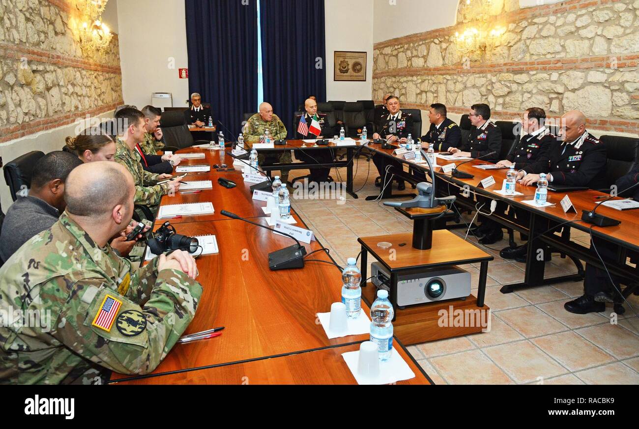 Le lieutenant-général Charles D. Luckey (centre), général commandant la réserve de l'armée américaine, le lieutenant commande Gen Vincenzo Coppola, général commandant la "Carabinieri" Palidoro et unités mobiles spécialisées, Brig. Le général Giovanni Pietro Barbano (droite), Centre d'excellence pour les unités de police de stabilité (COESPU) directeur, le colonel de l'armée américaine S. Darius CoESPU Gallegos, directeur adjoint, les carabiniers et du personnel américain à la réunion pendant une visite au Centre d'excellence pour les unités de police de stabilité (COESPU) Vicenza, Italie, 20 janvier 2017. Banque D'Images